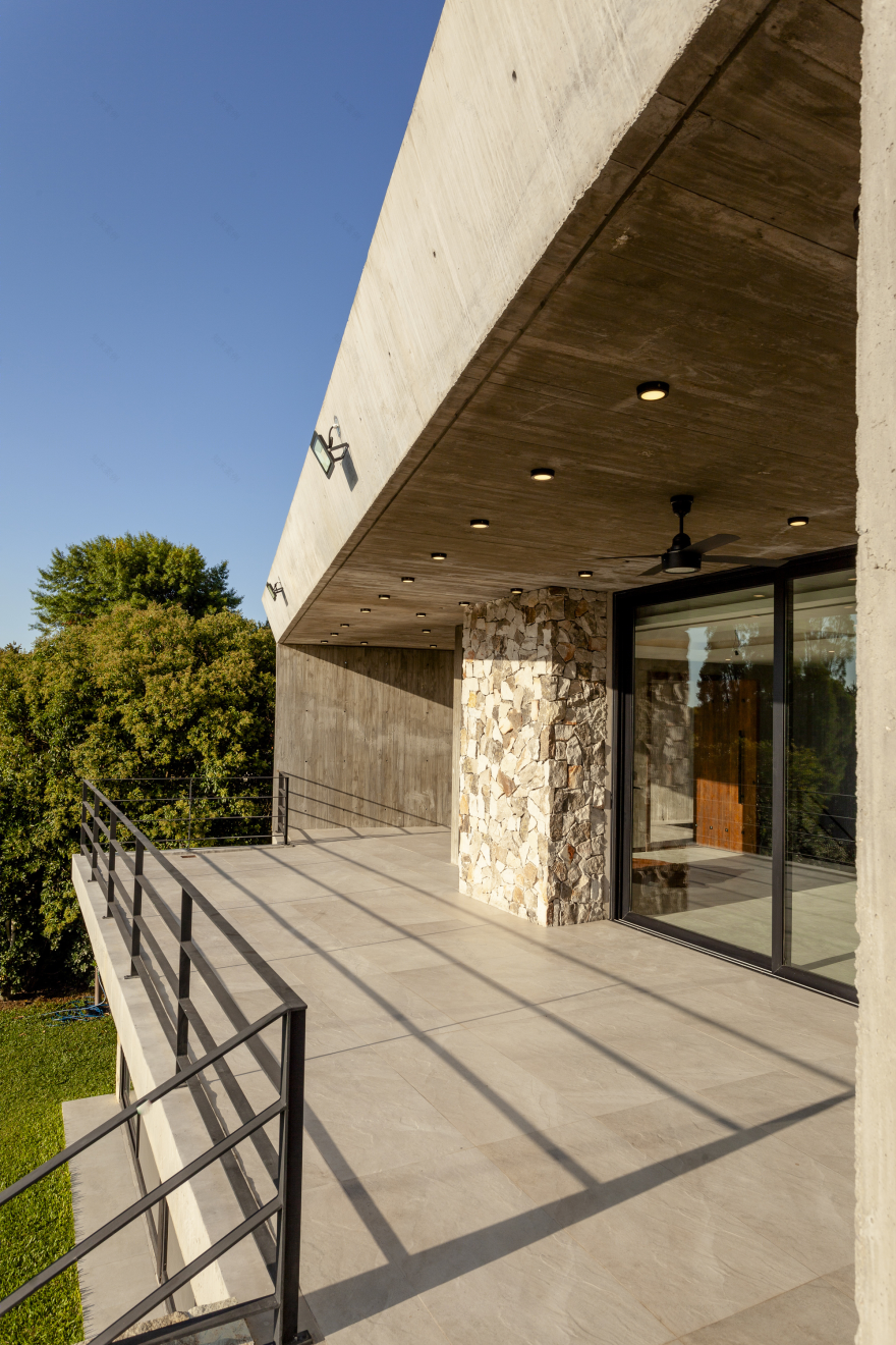 阿根廷 Golf House 别墅,高差地形上的优雅空间-27