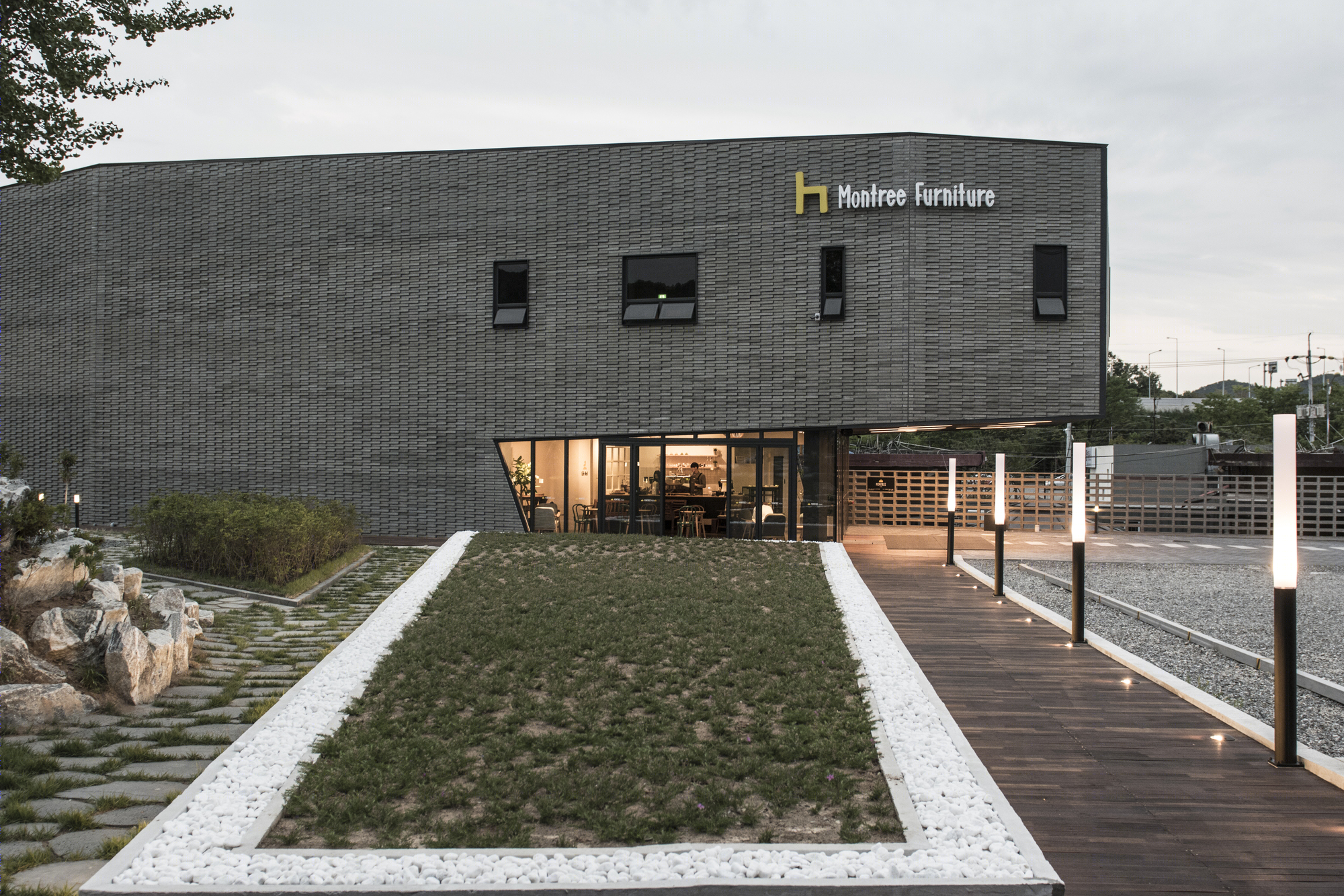 长墙扭曲的极简空间——家具展示建筑的和谐之美-7