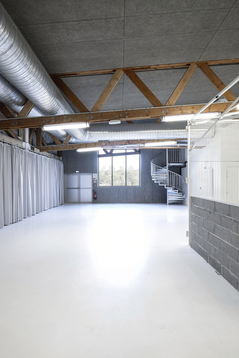 旧超市重生 · 法国 Espace Coatigrac'h 多功能厅设计-41