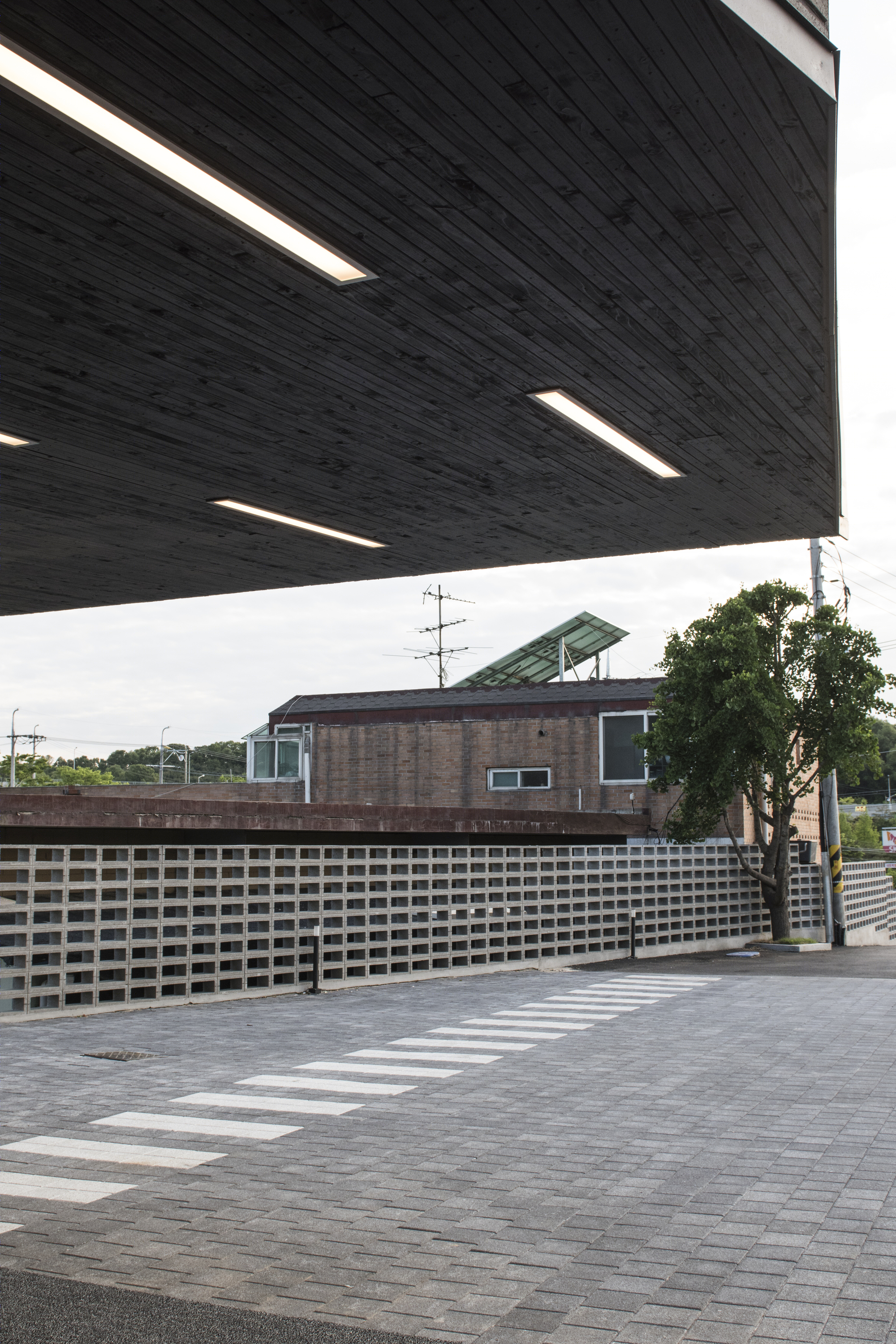 长墙扭曲的极简空间——家具展示建筑的和谐之美-9