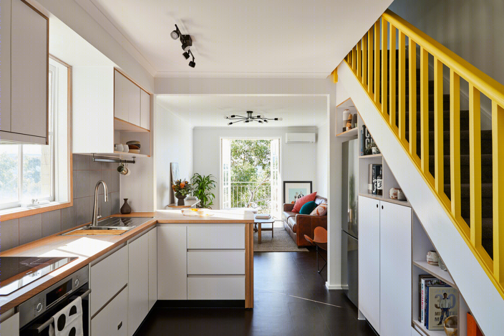 翻新 90 年代联排别墅，明亮温馨的河畔之家-0