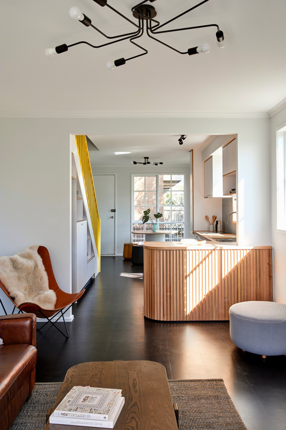 翻新 90 年代联排别墅，明亮温馨的河畔之家-1