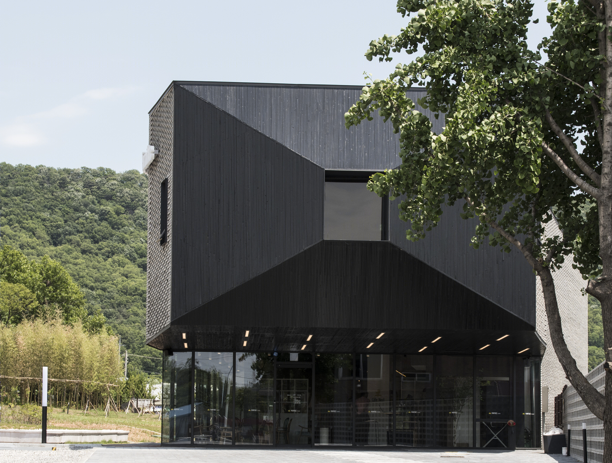 长墙扭曲的极简空间——家具展示建筑的和谐之美-10