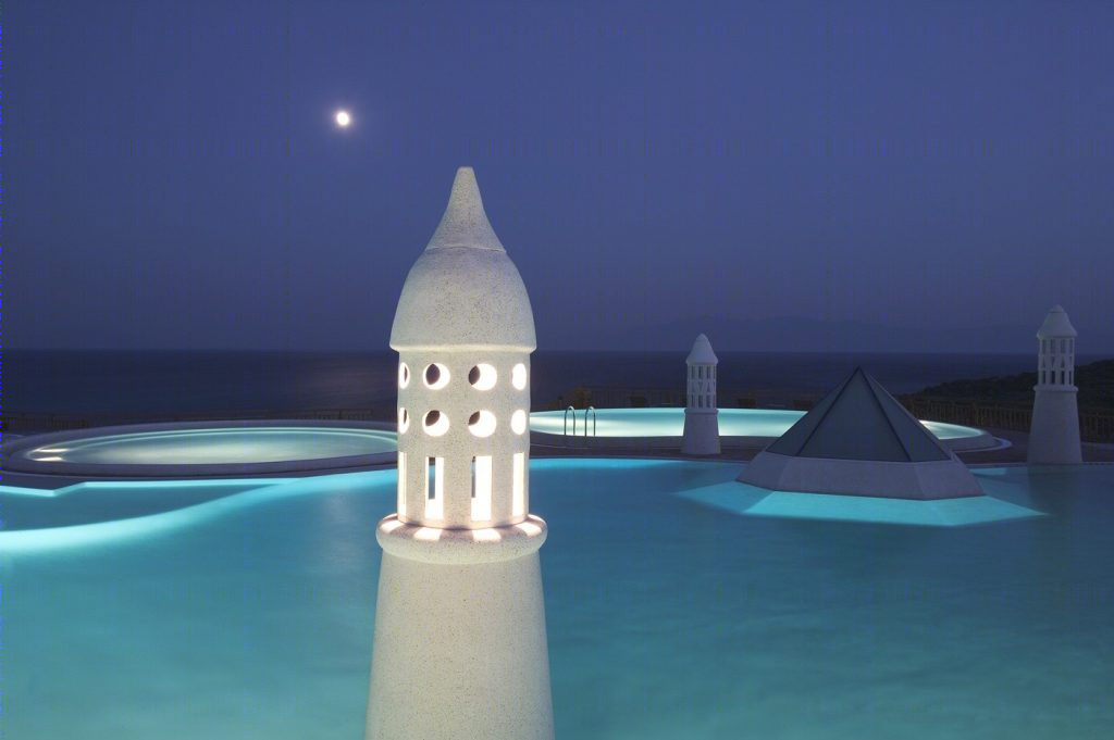 Una piscina turchese che sfuma nel blu del mare-0