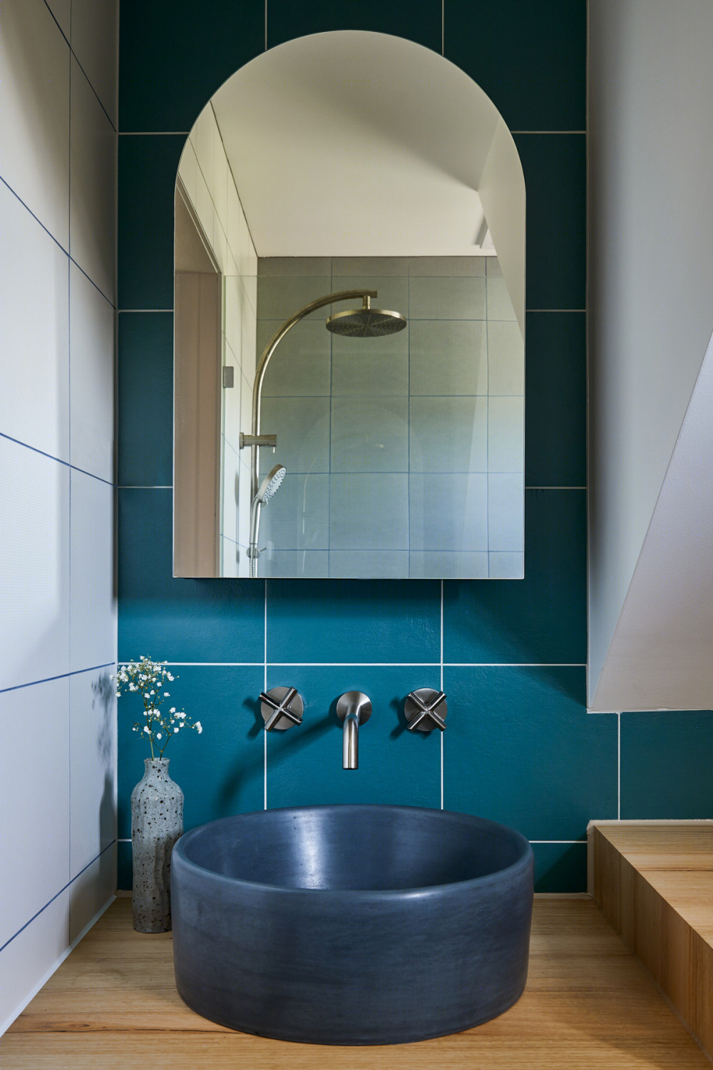 翻新 90 年代联排别墅，明亮温馨的河畔之家-8