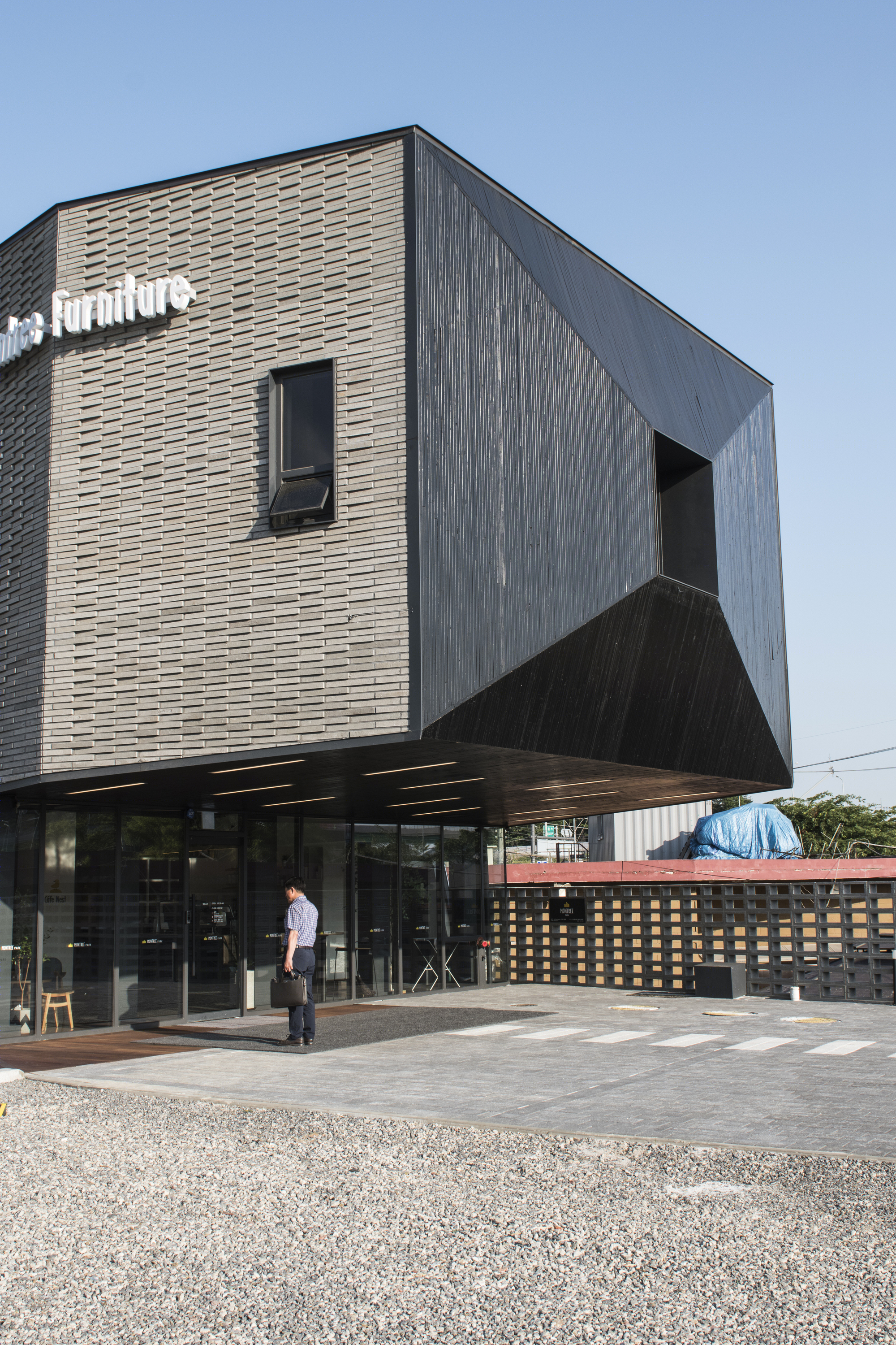 长墙扭曲的极简空间——家具展示建筑的和谐之美-11