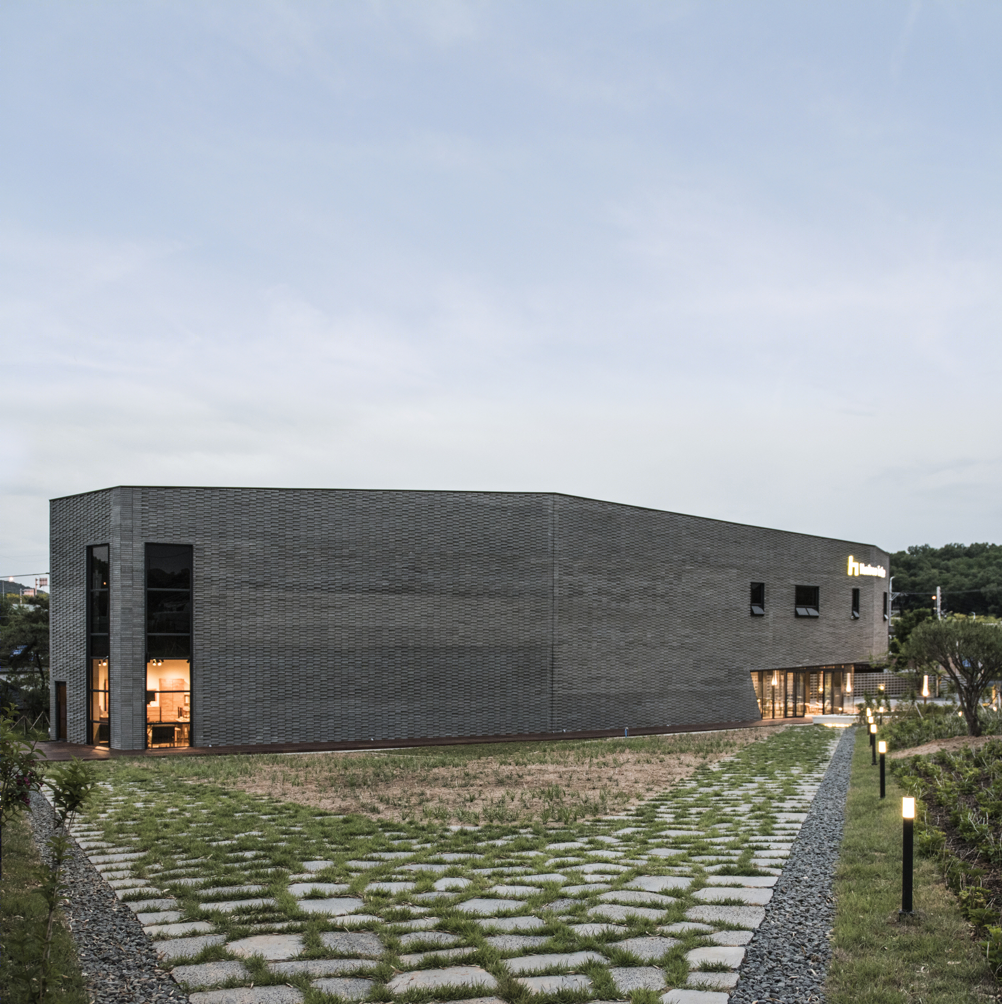 长墙扭曲的极简空间——家具展示建筑的和谐之美-12
