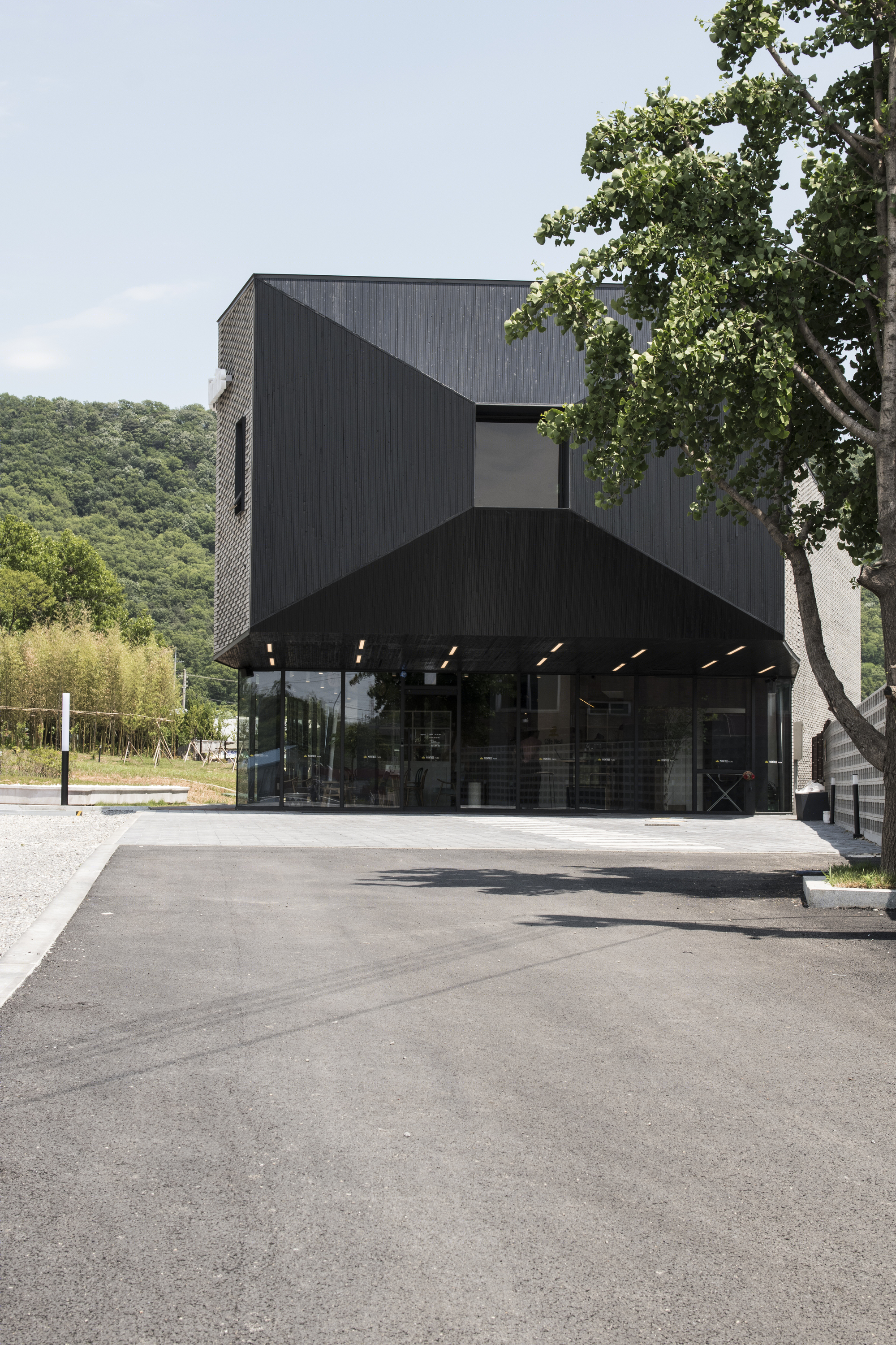 长墙扭曲的极简空间——家具展示建筑的和谐之美-13