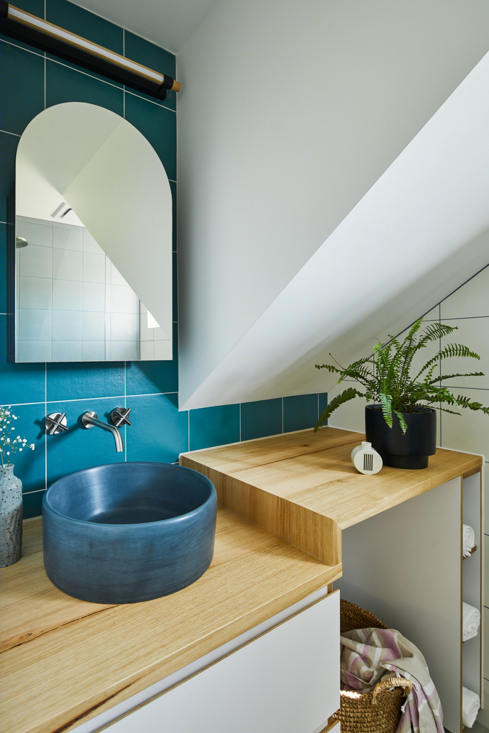 翻新 90 年代联排别墅，明亮温馨的河畔之家-9