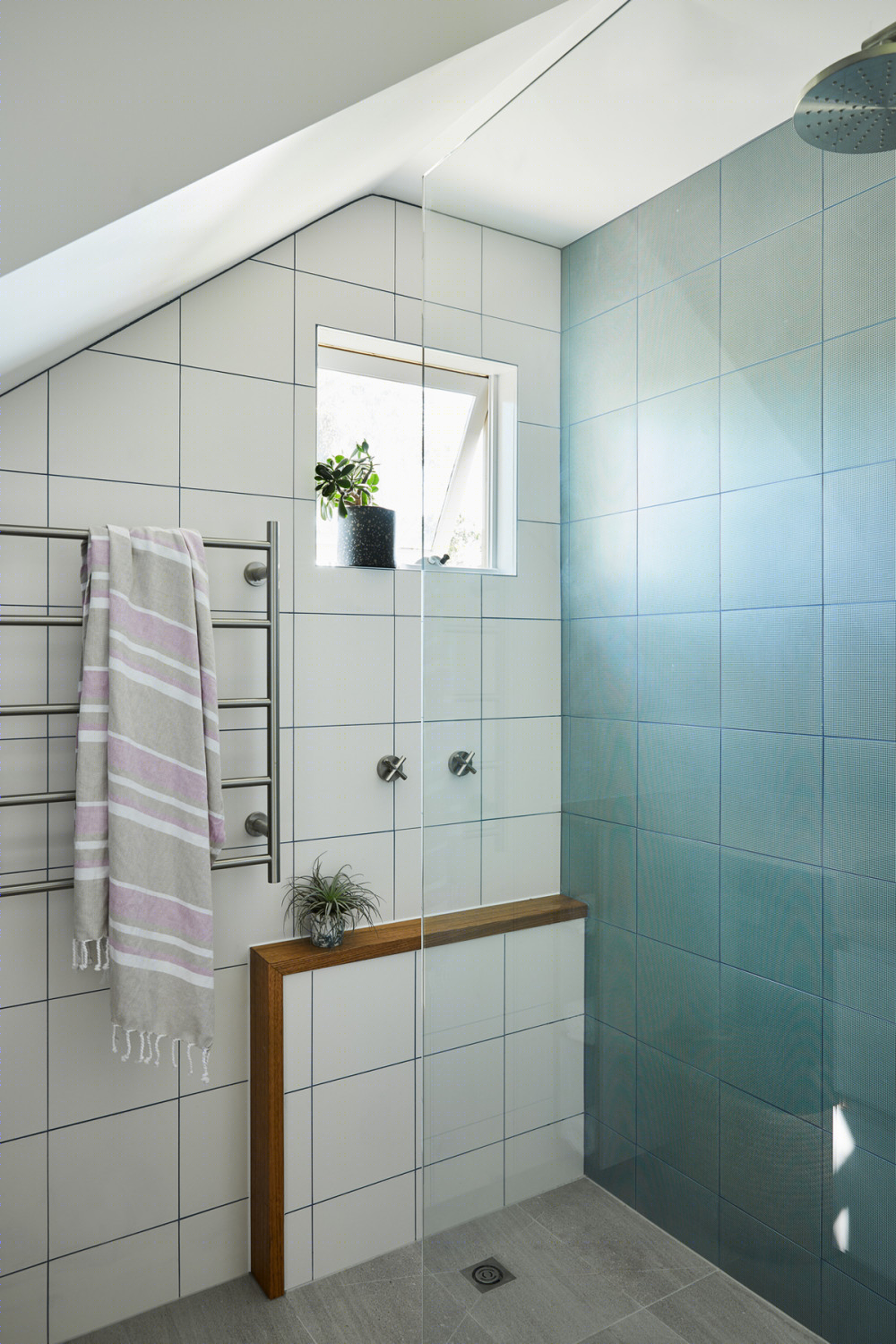 翻新 90 年代联排别墅，明亮温馨的河畔之家-10