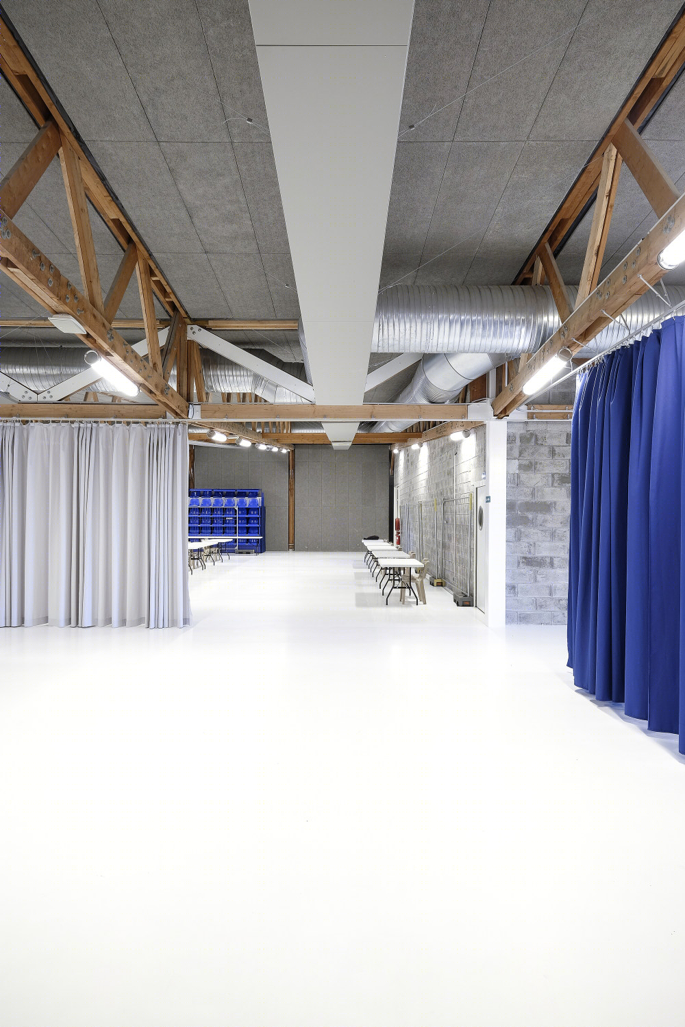 旧超市重生 · 法国 Espace Coatigrac'h 多功能厅设计-44