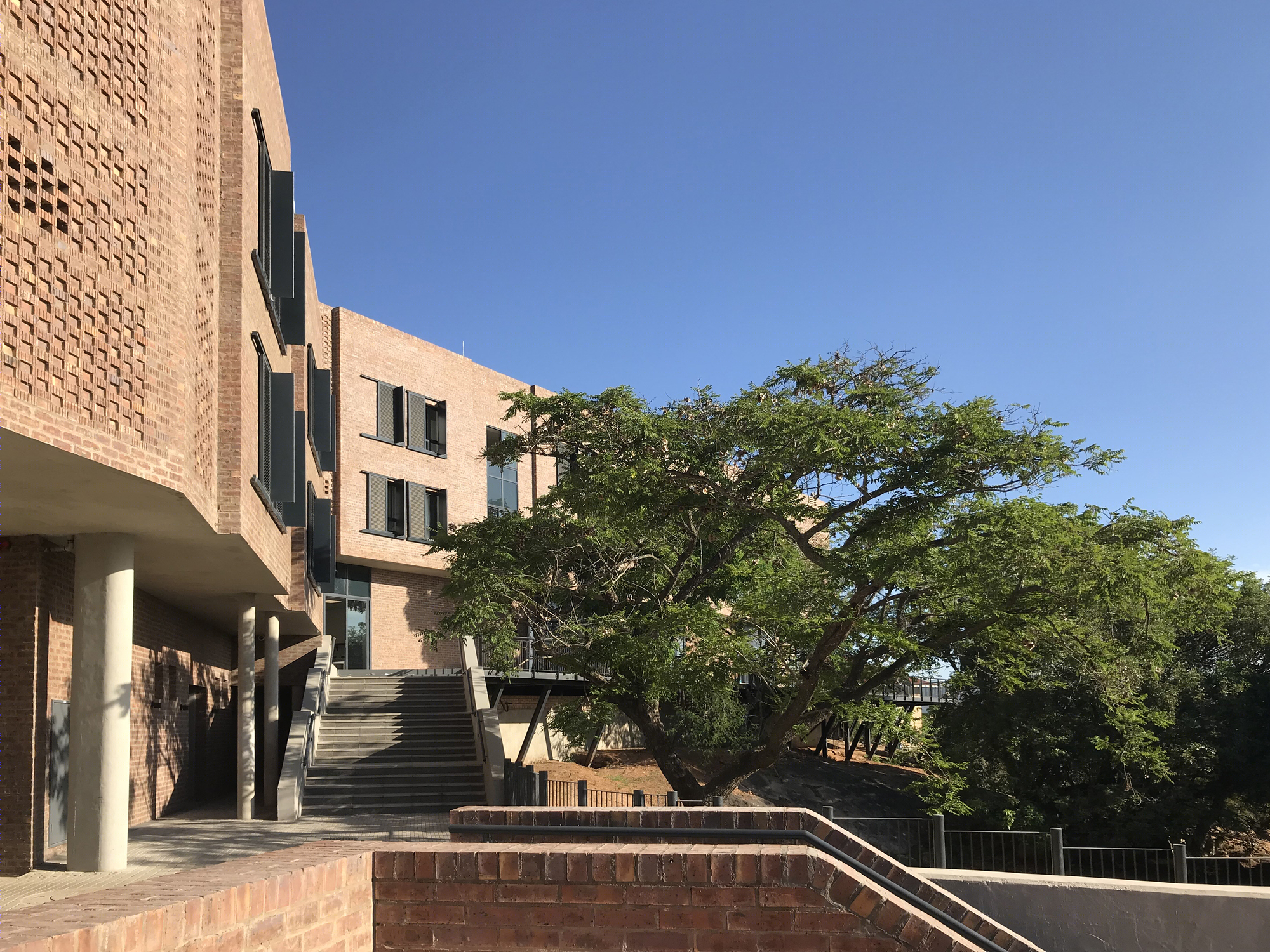 南非 Mpumalanga 大学融合自然景观的学生公寓设计-8