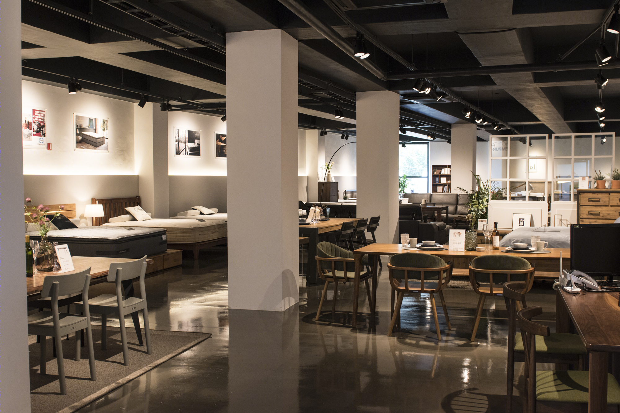 长墙扭曲的极简空间——家具展示建筑的和谐之美-15