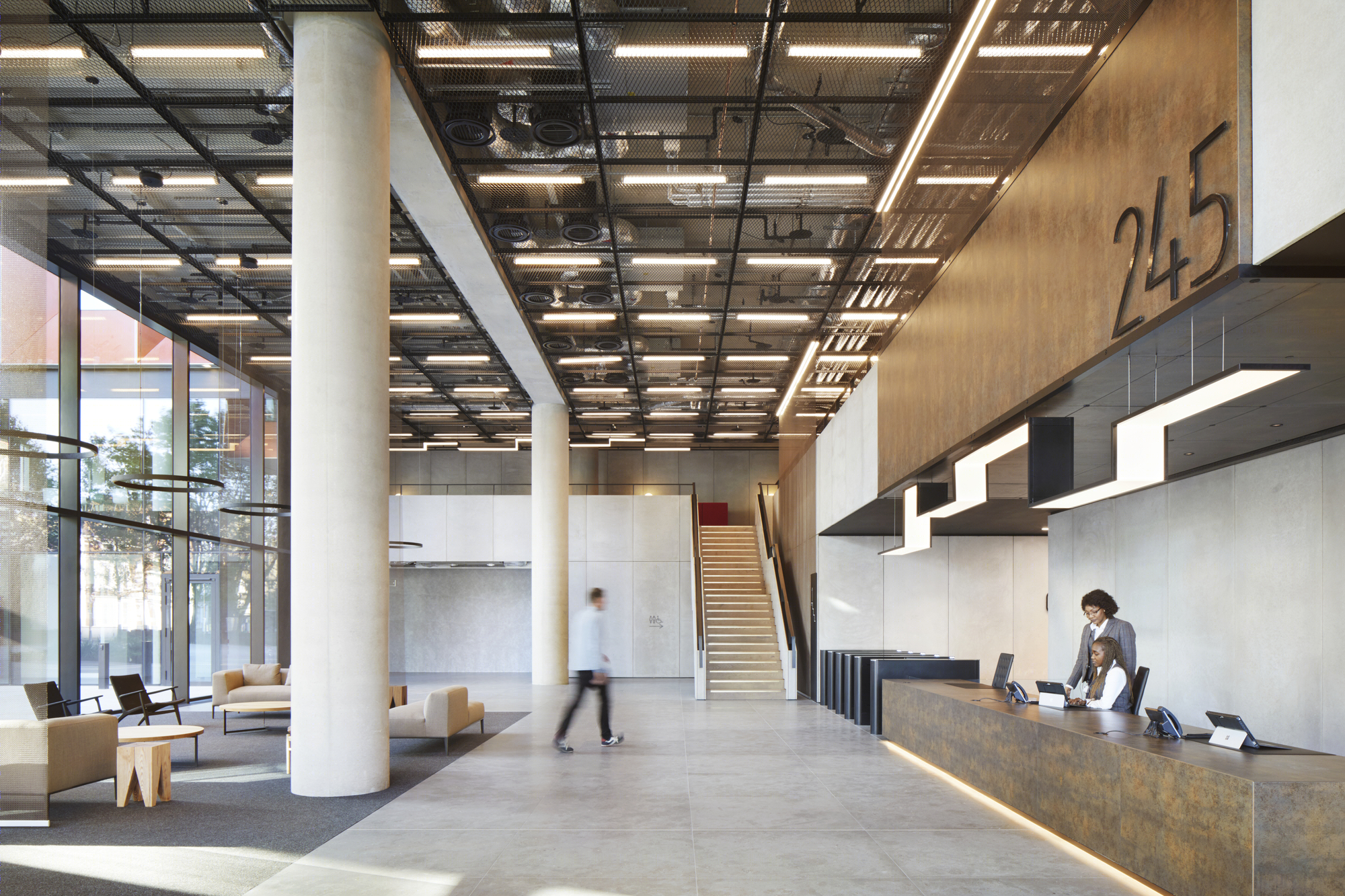 伦敦 Hammersmith 路 245 号办公建筑室内设计亮点与分析-3