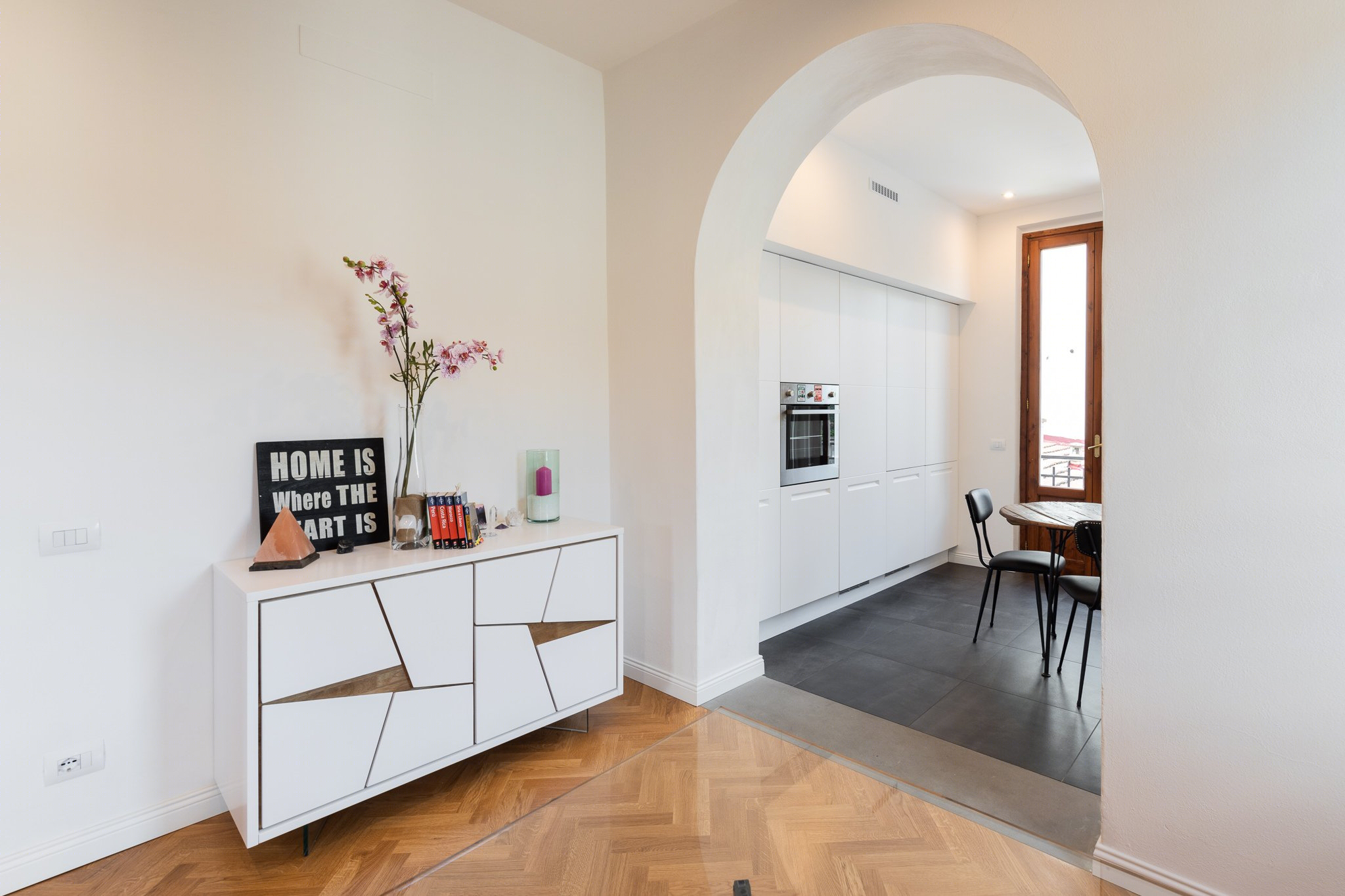 历史韵味与现代生活完美融合的意大利公寓改造-3