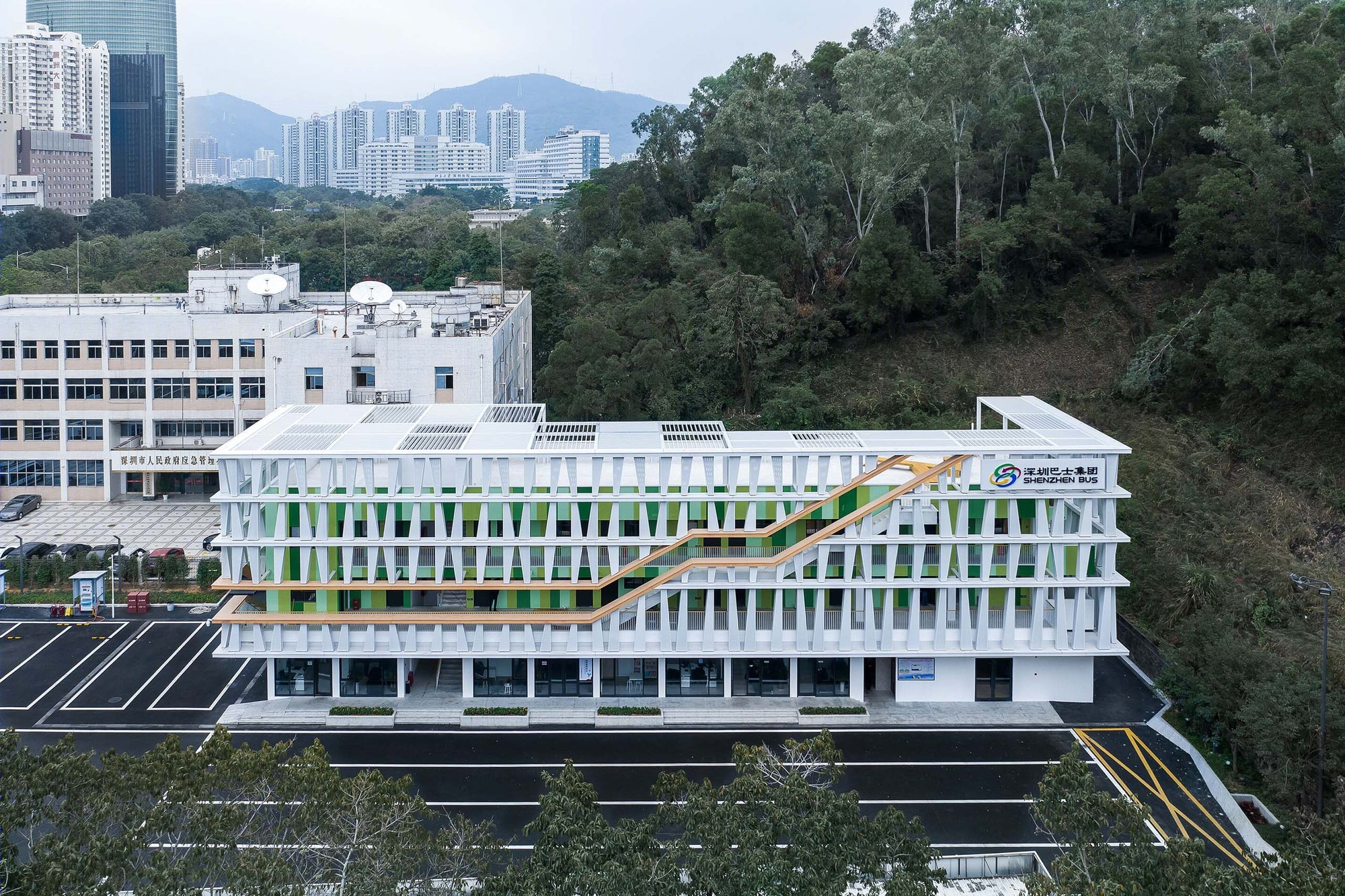 深圳莲华山公交车站的绿色革新-15