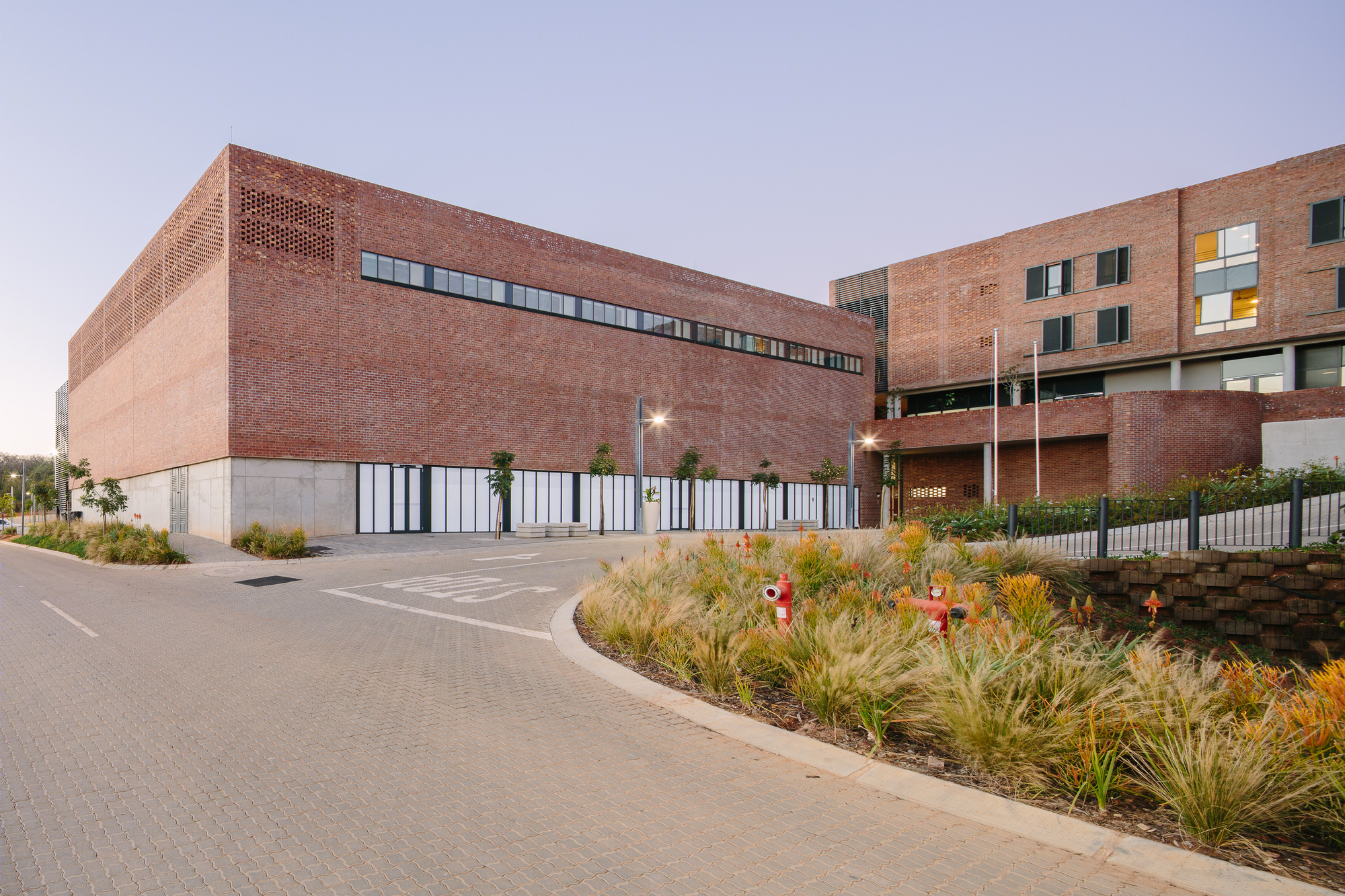 南非 Mpumalanga 大学融合自然景观的学生公寓设计-12
