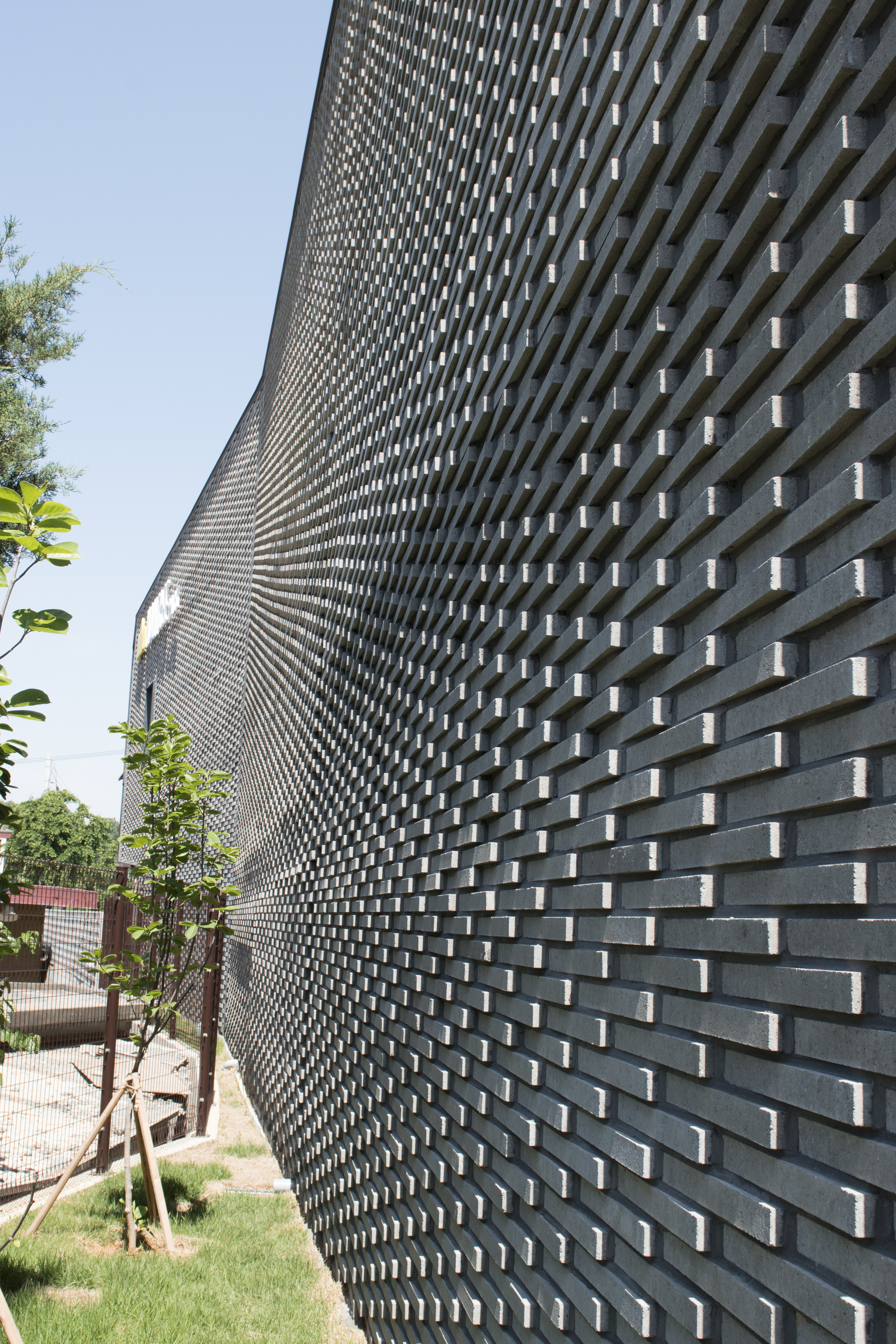 长墙扭曲的极简空间——家具展示建筑的和谐之美-17