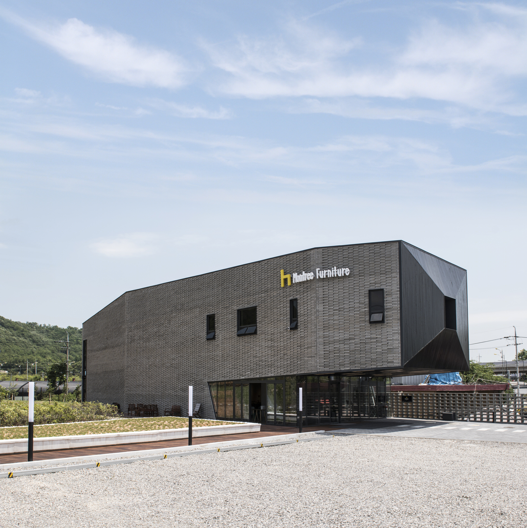 长墙扭曲的极简空间——家具展示建筑的和谐之美-18