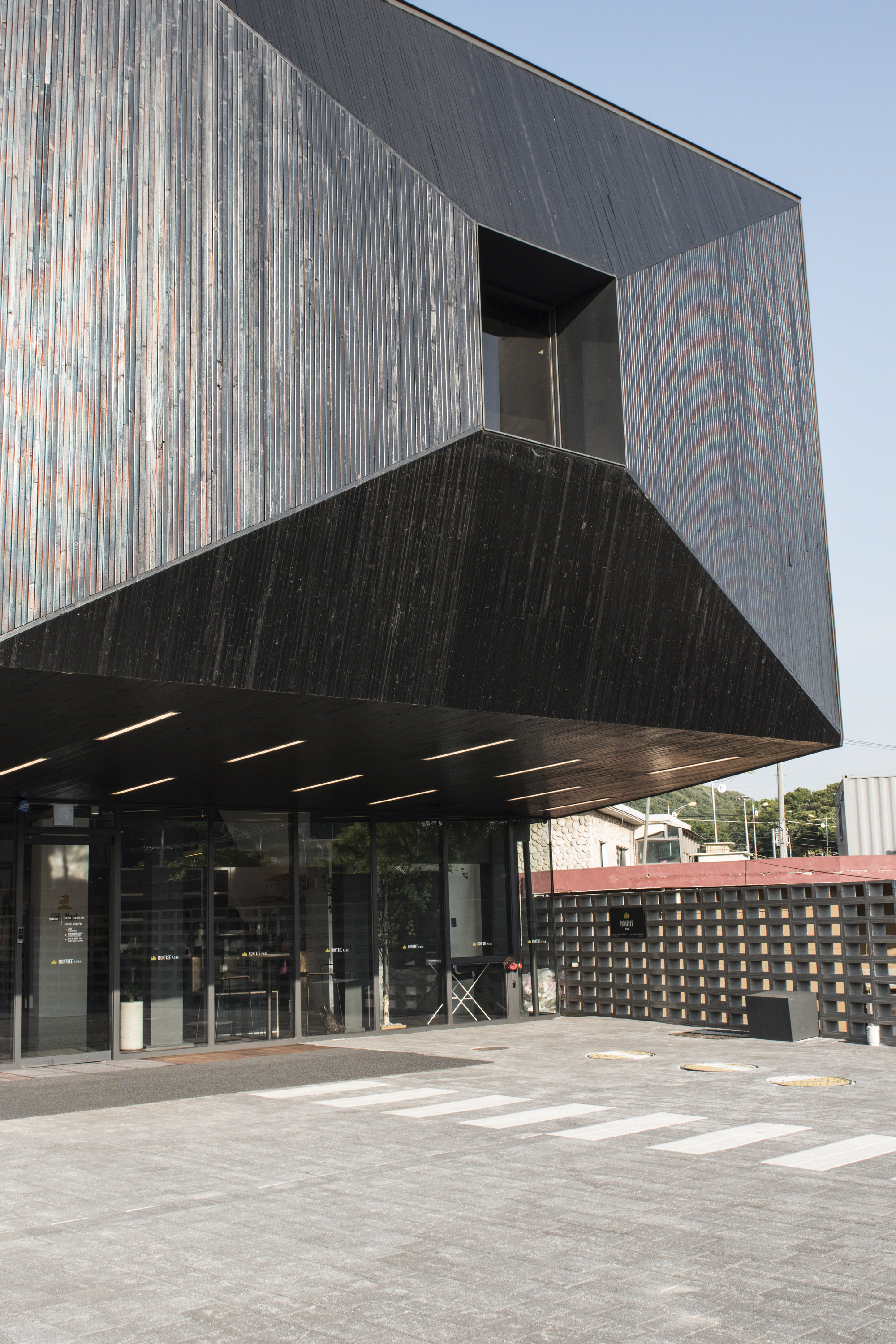 长墙扭曲的极简空间——家具展示建筑的和谐之美-19
