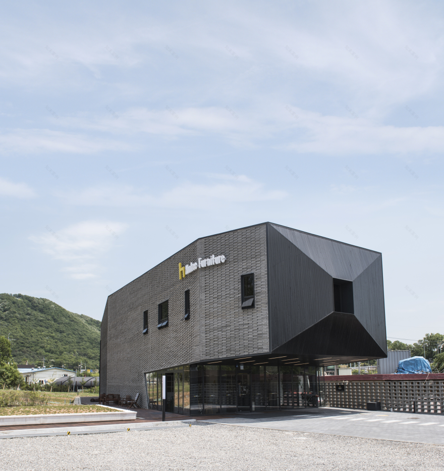长墙扭曲的极简空间——家具展示建筑的和谐之美-20