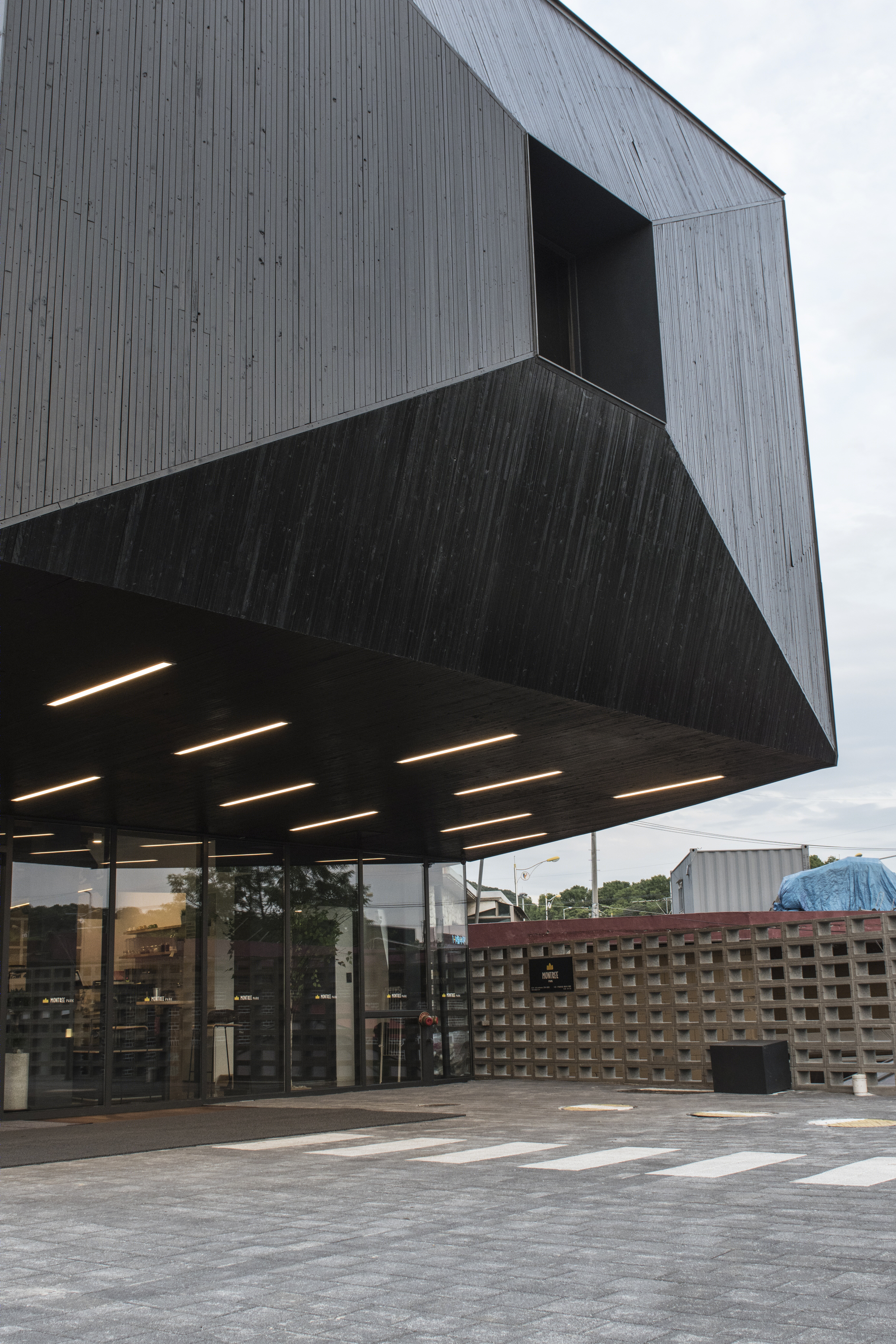 长墙扭曲的极简空间——家具展示建筑的和谐之美-21
