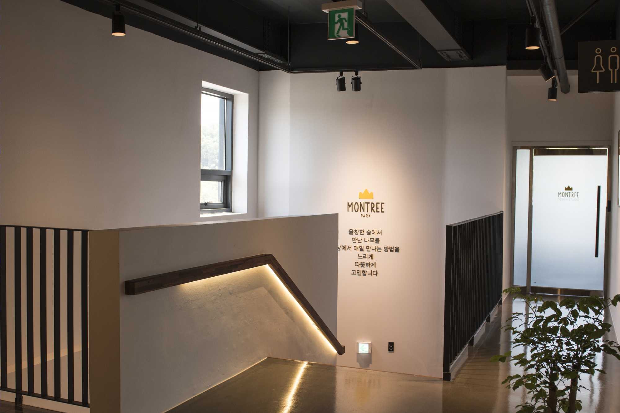 长墙扭曲的极简空间——家具展示建筑的和谐之美-24