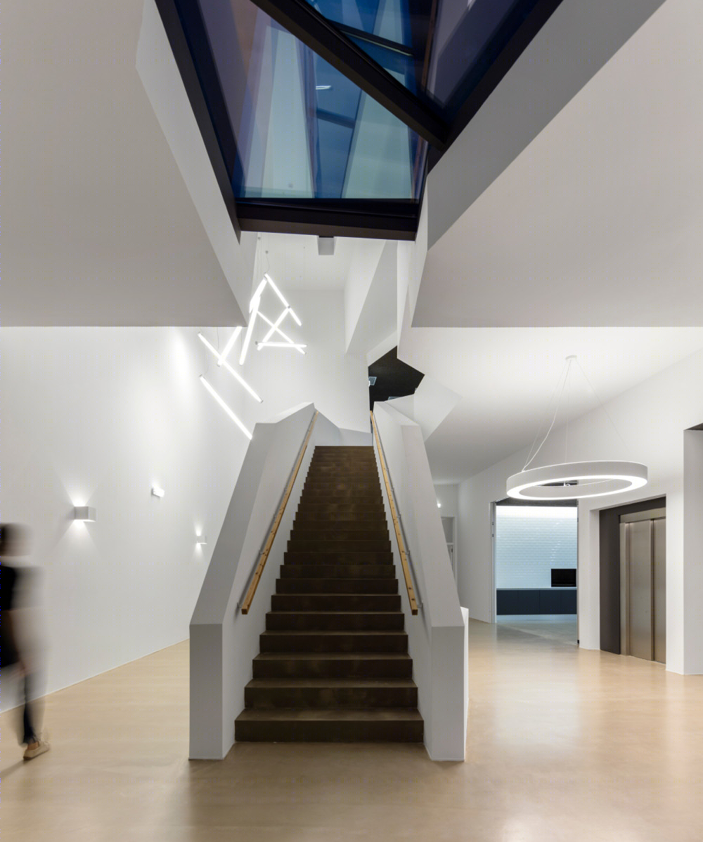 葡萄牙驿站中心 · 多功能社区建筑-73