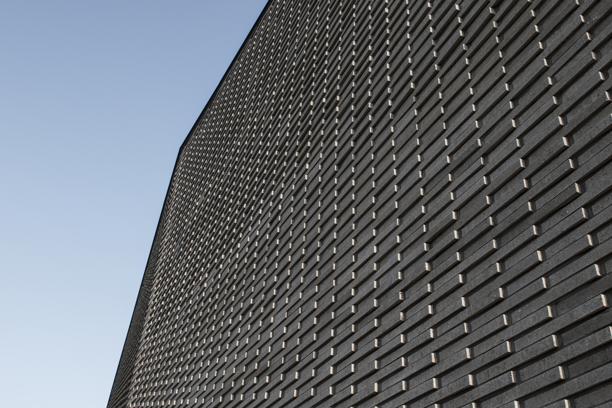 长墙扭曲的极简空间——家具展示建筑的和谐之美-26