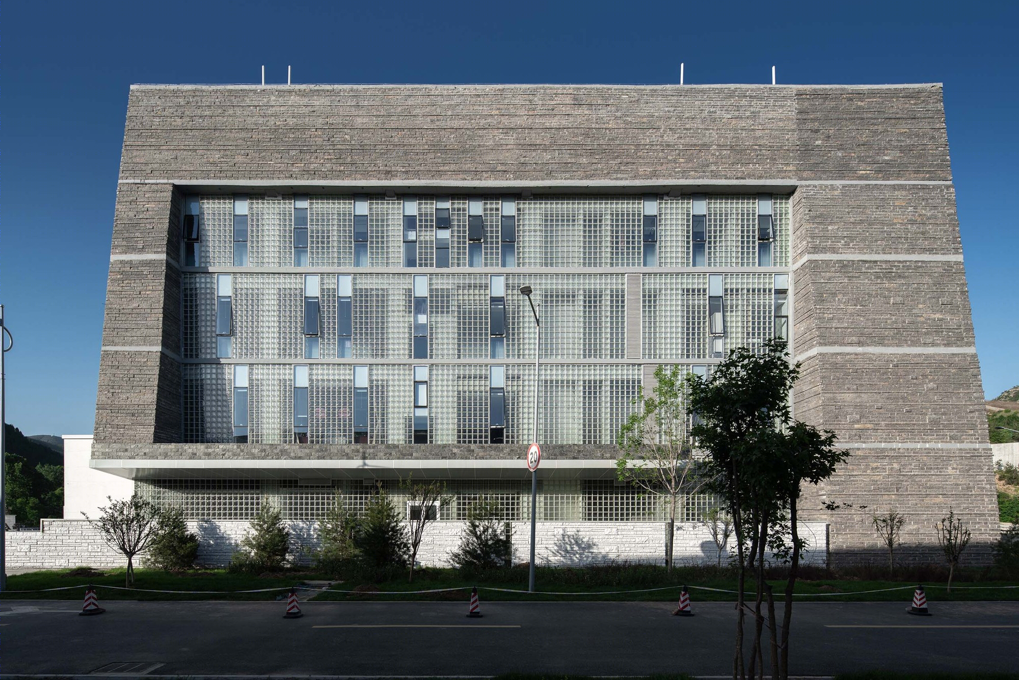 济南龙洞停车多功能建筑-7