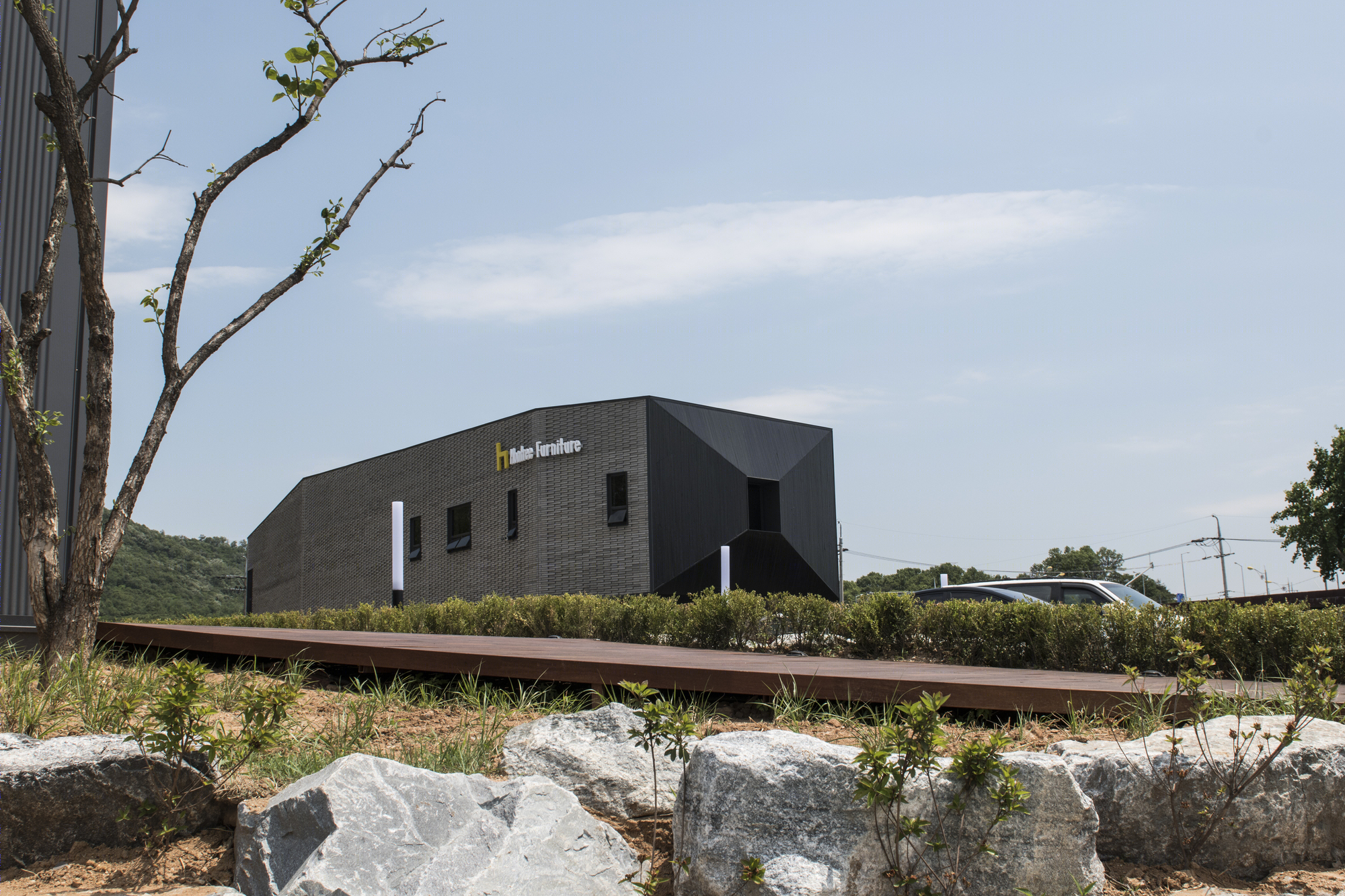 长墙扭曲的极简空间——家具展示建筑的和谐之美-27