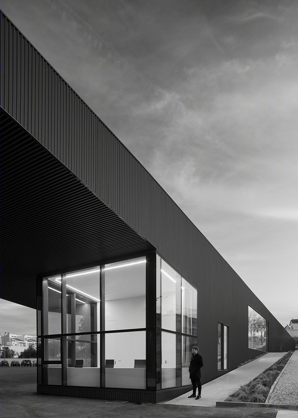 波纹板包裹的葡萄牙消防员总部大楼扩建-9