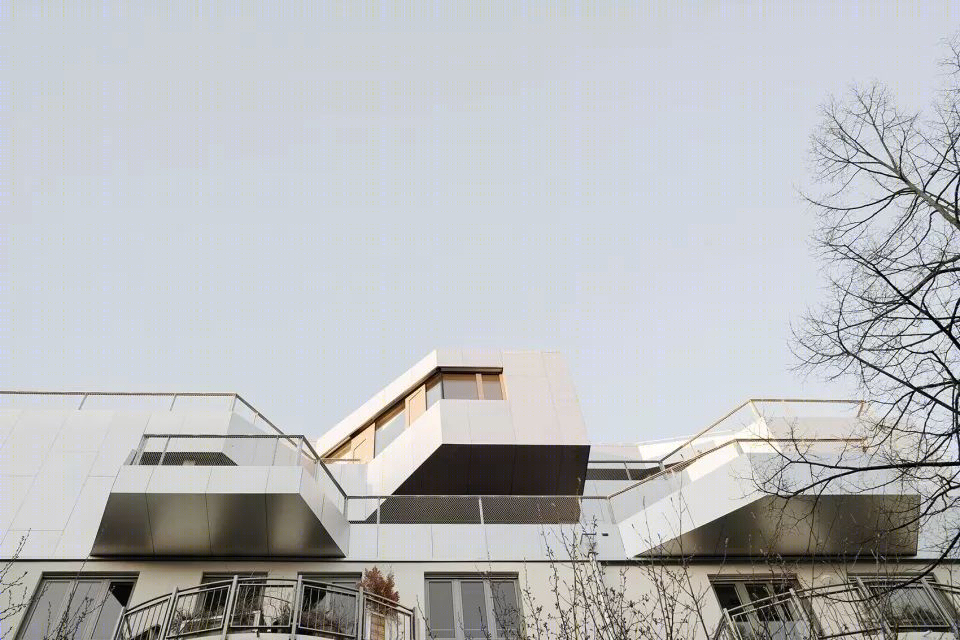 慕尼黑 R11 屋顶加建住宅 | 木结构编织室内外空间-11
