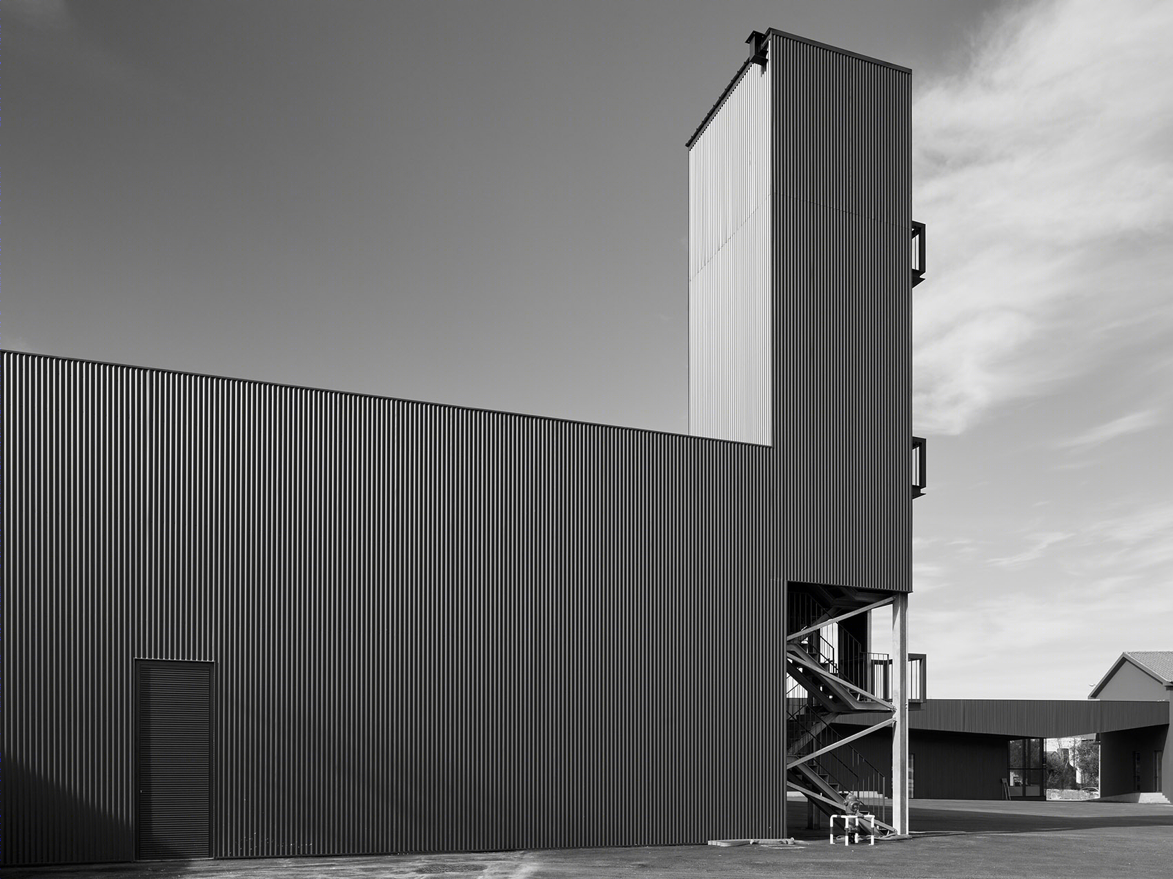 波纹板包裹的葡萄牙消防员总部大楼扩建-33