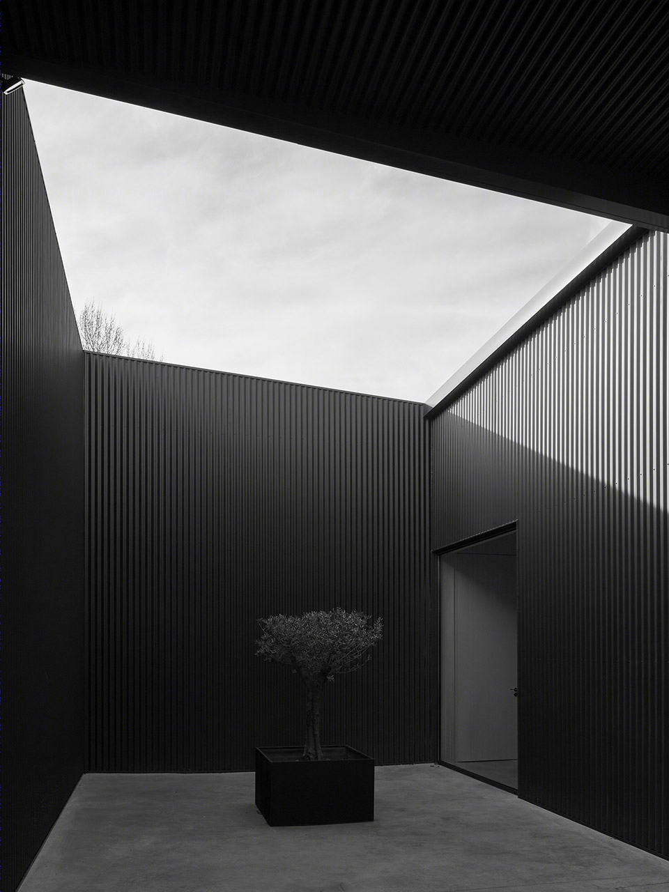 波纹板包裹的葡萄牙消防员总部大楼扩建-29