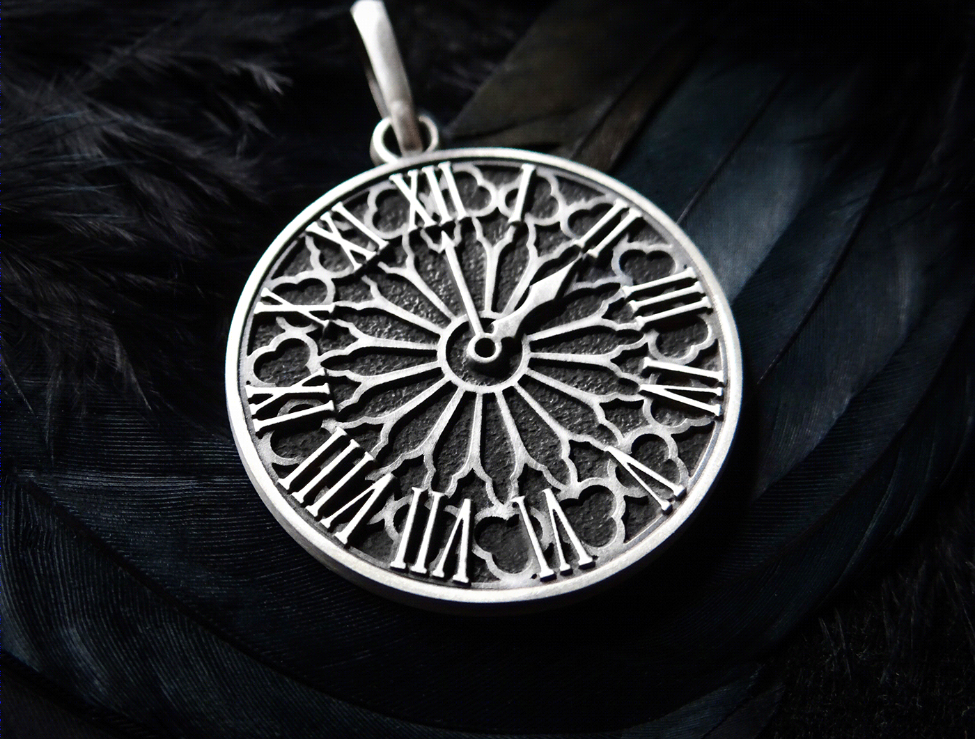 Memorable gothic pendant-4