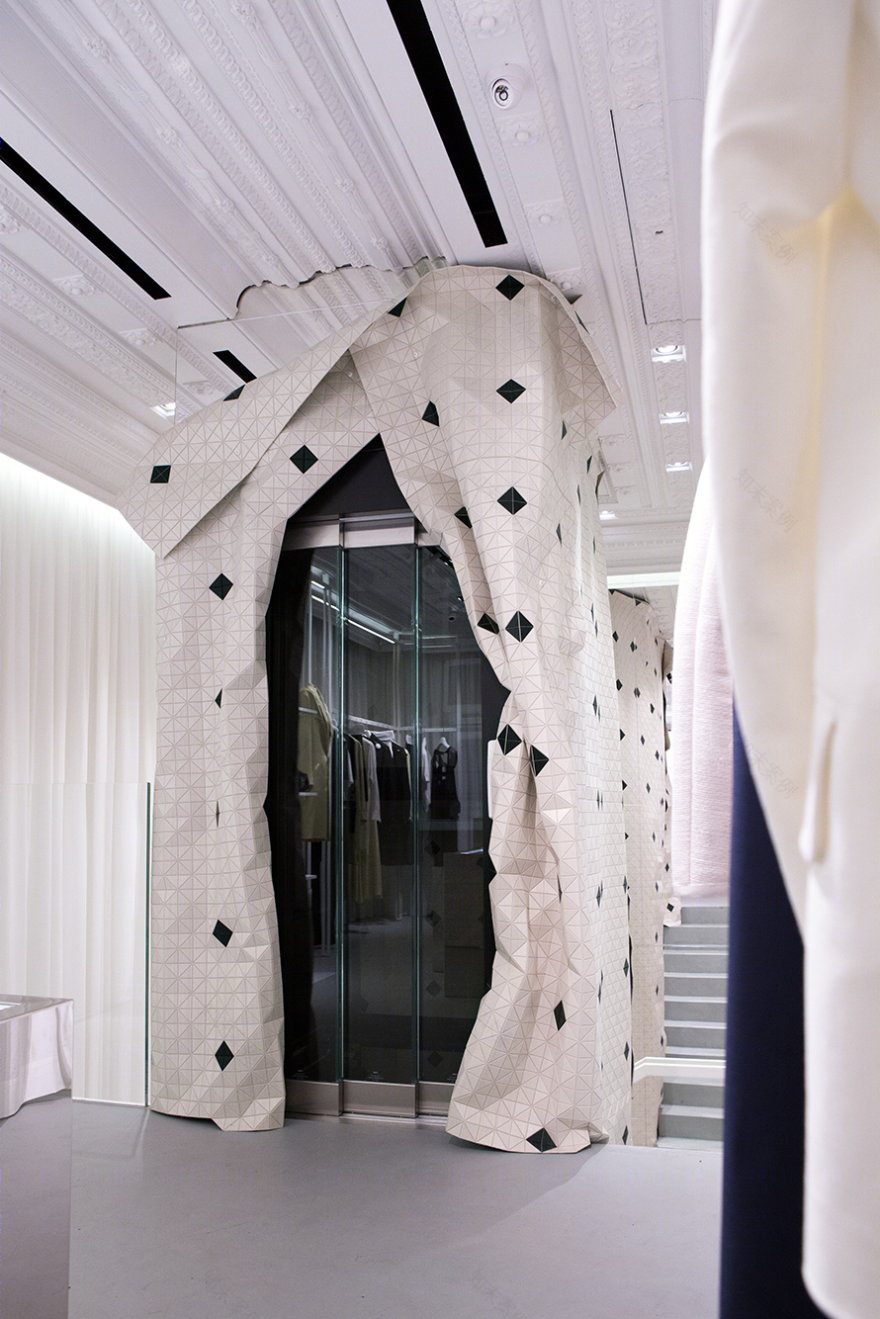 米兰 Maison Margiela 精品店,木皮与历史元素的完美融合-10
