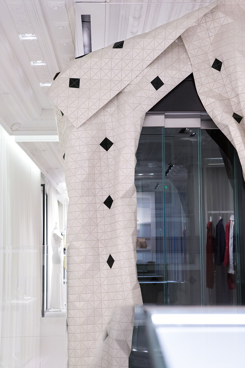 米兰 Maison Margiela 精品店,木皮与历史元素的完美融合-11