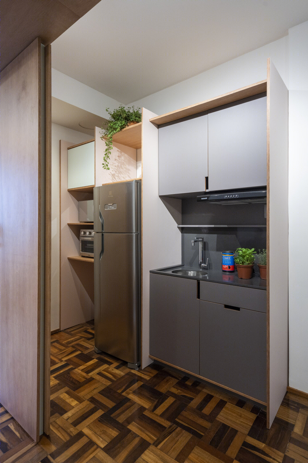 巴西小公寓极致利用,历史建筑中的现代简约生活-14