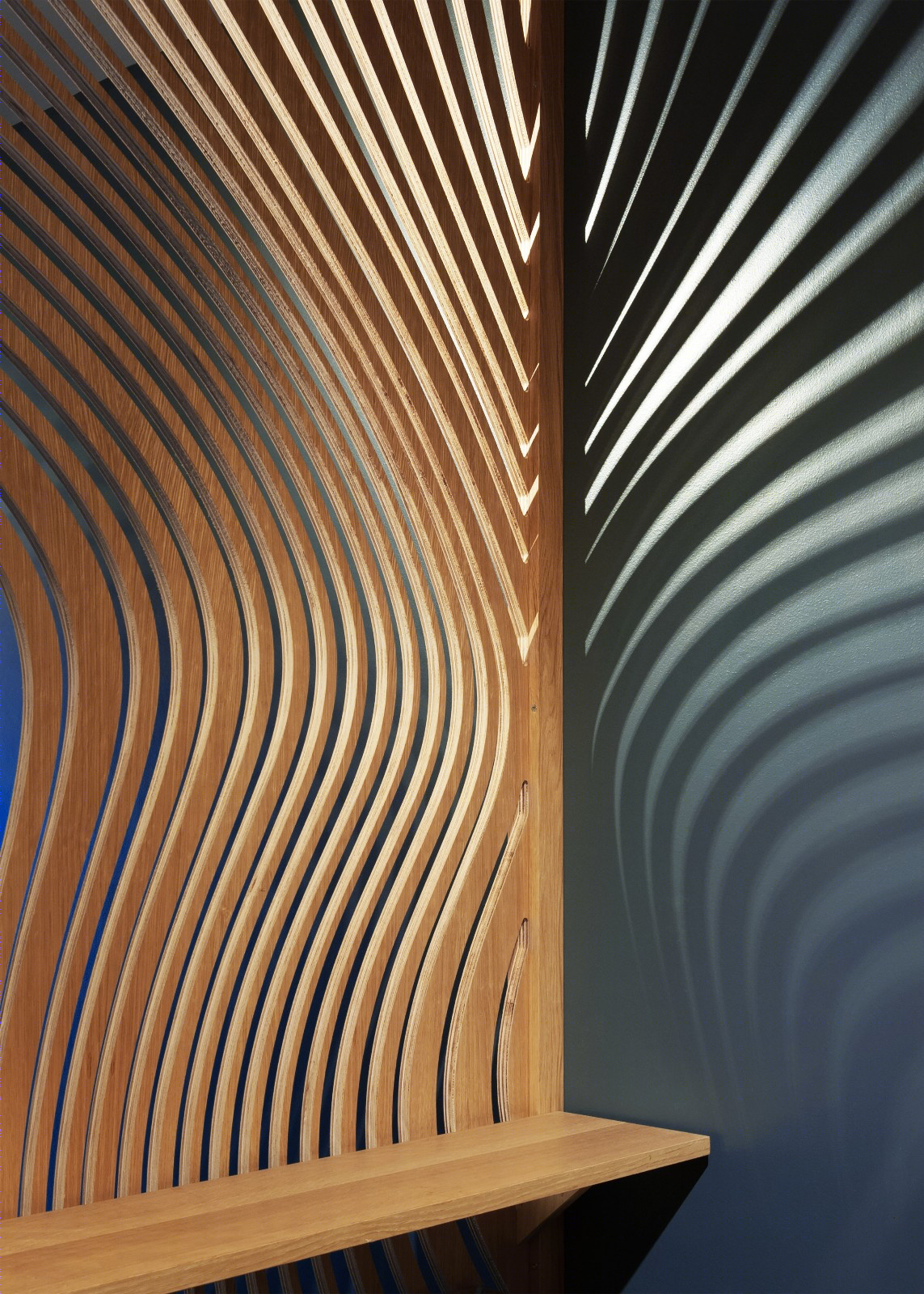 法国 FRESH SUSHI 寿司餐厅  蓝色镂空雕刻木艺空间-1