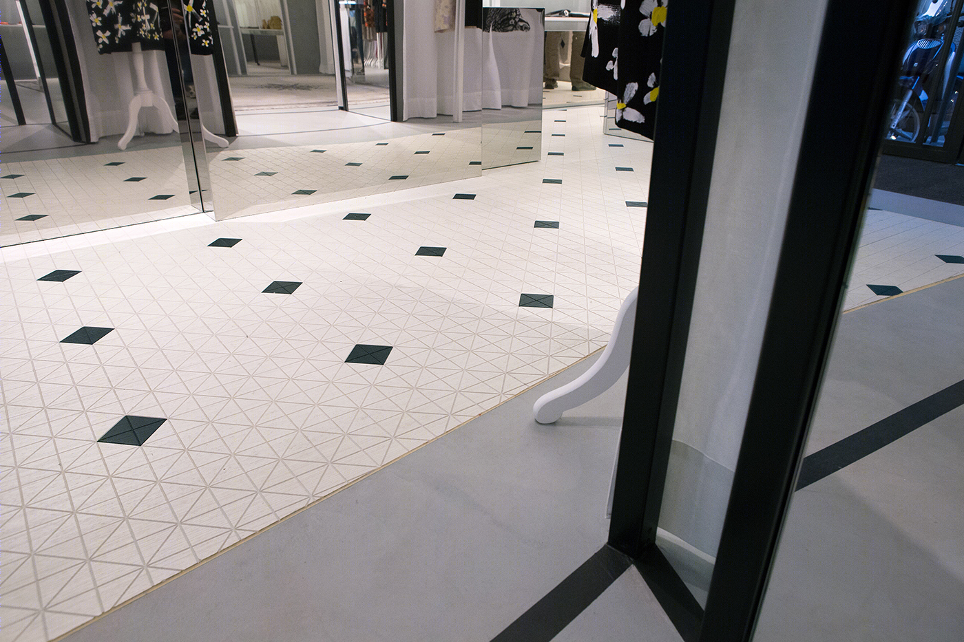 米兰 Maison Margiela 精品店,木皮与历史元素的完美融合-17