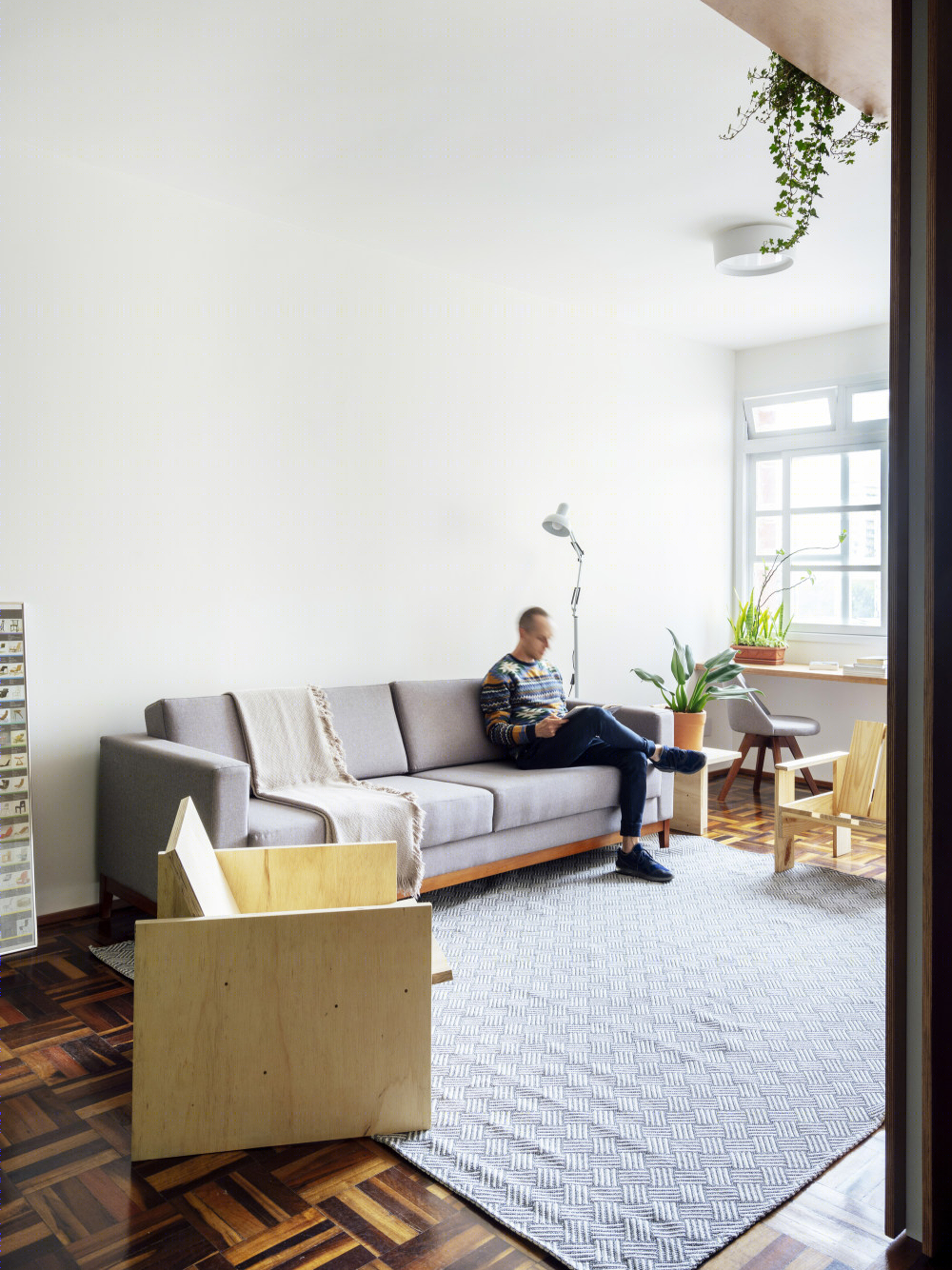 巴西小公寓极致利用,历史建筑中的现代简约生活-20