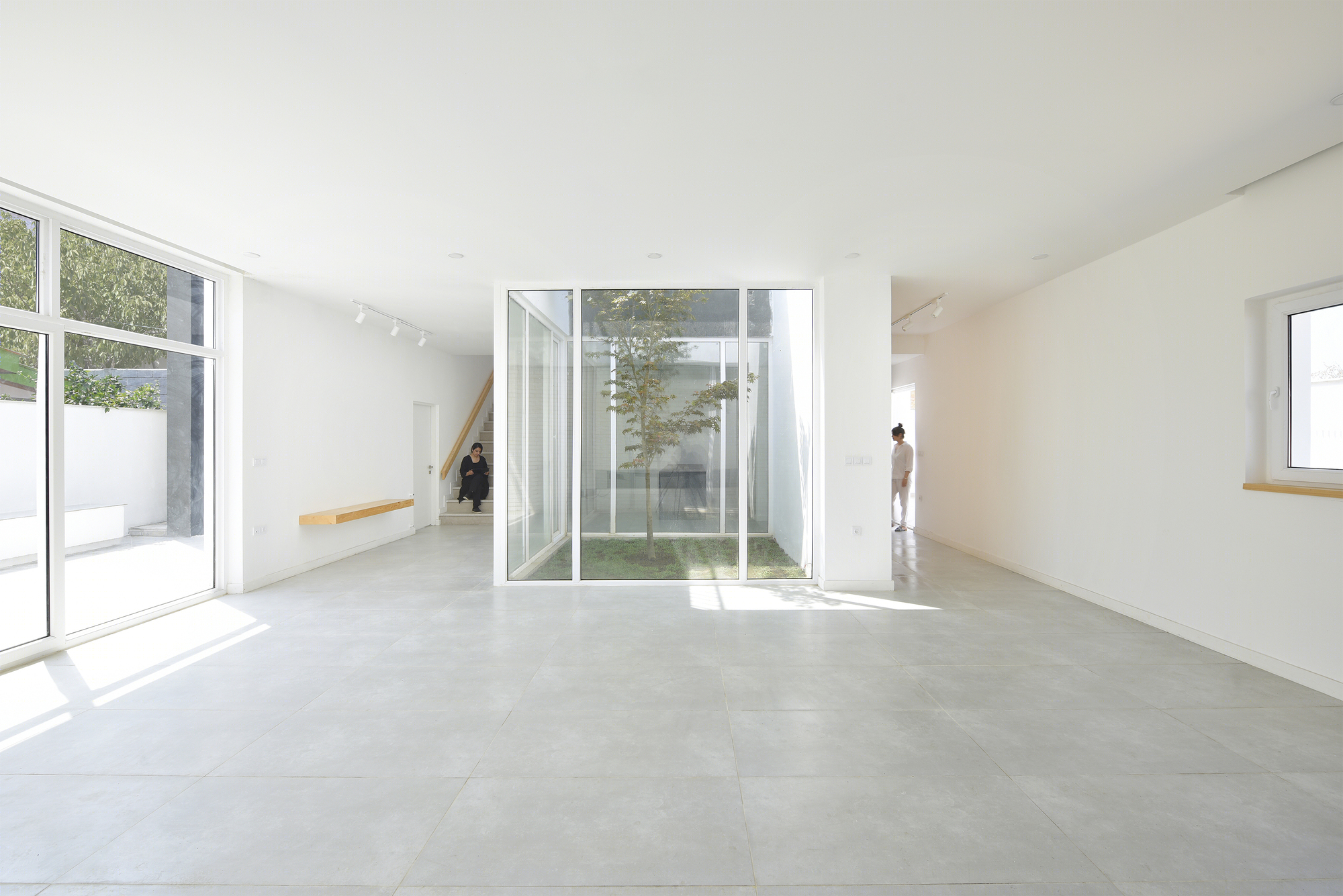 伊朗 Afra House | 自然光与绿意融入简约空间的宗教隐私设计-1