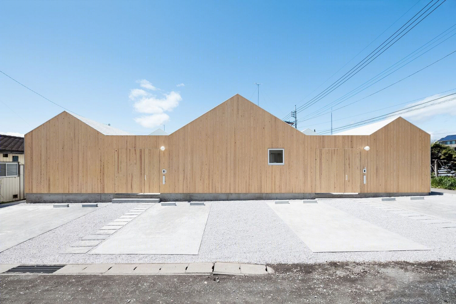 Toru kashihara Architects 打造日本 Numata 木质连栋住宅 | 极简风格与室内庭院设计-1