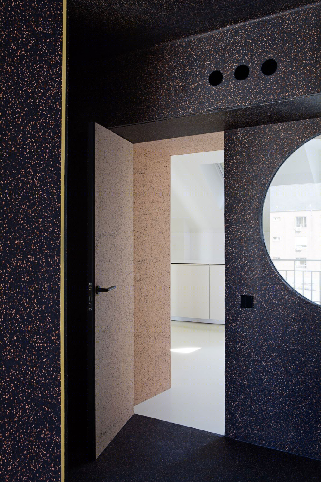 马德里阁楼公寓 | 撞色几何形状与可持续材料的创新融合-9