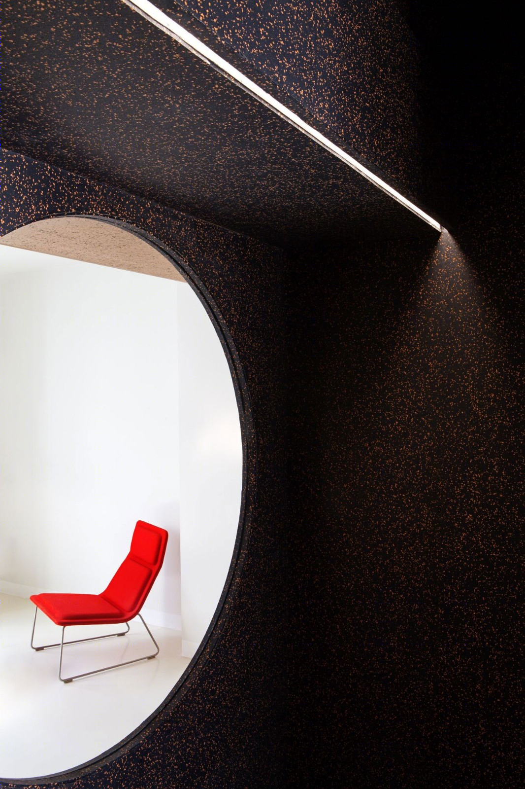 马德里阁楼公寓 | 撞色几何形状与可持续材料的创新融合-11