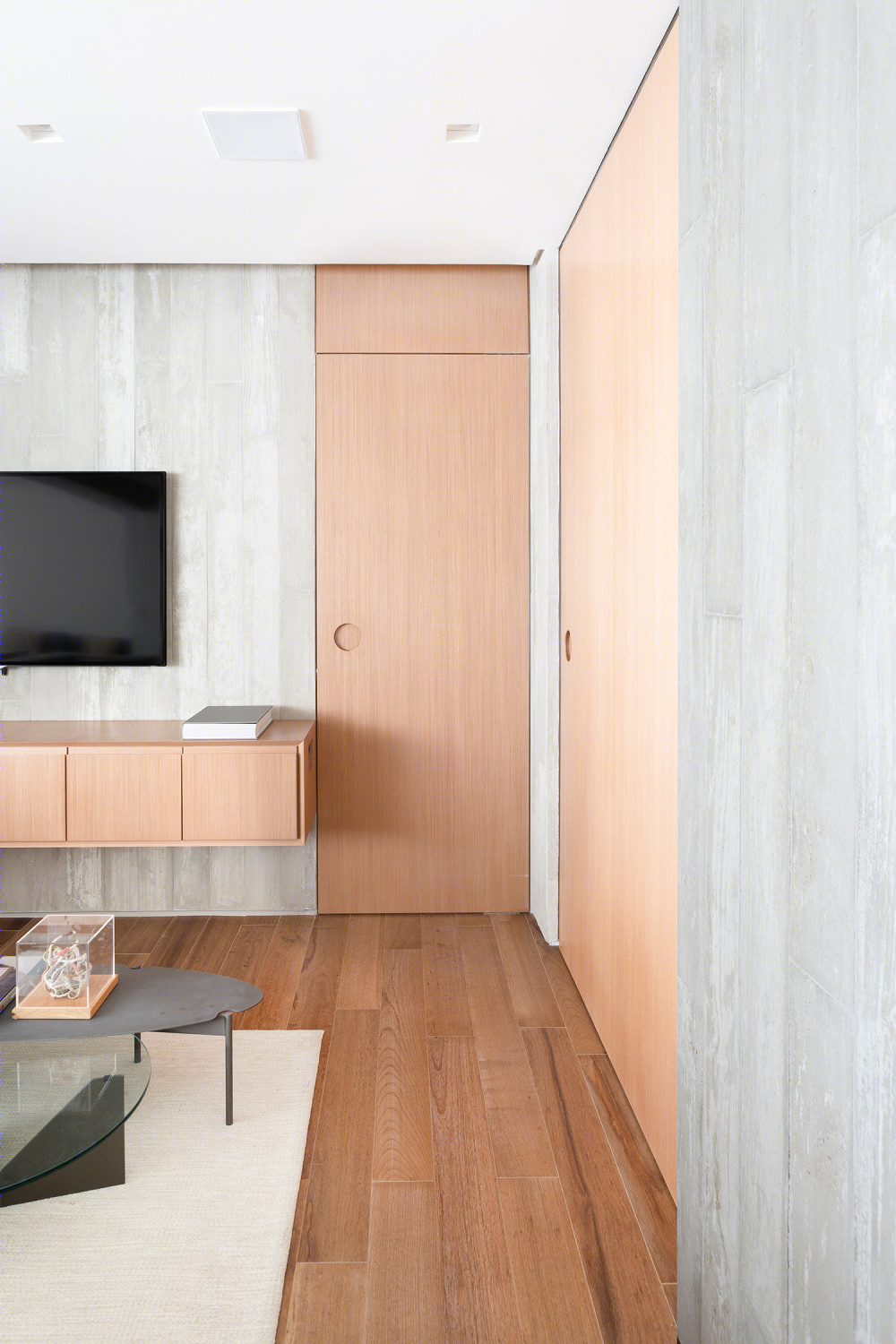 巴西现代简约公寓 | 社交大厅与私密空间的完美整合-11