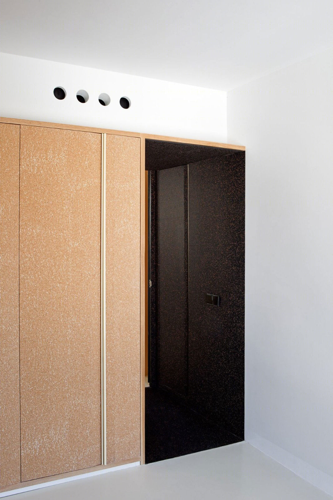 马德里阁楼公寓 | 撞色几何形状与可持续材料的创新融合-15