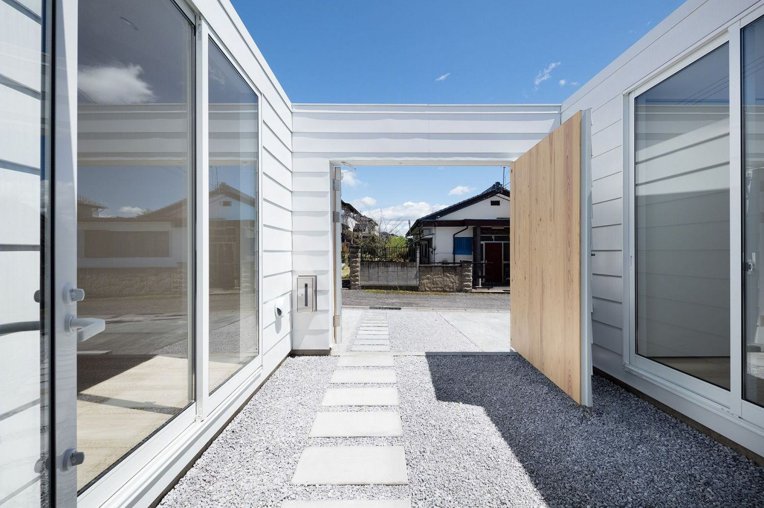 Toru kashihara Architects 打造日本 Numata 木质连栋住宅 | 极简风格与室内庭院设计-3