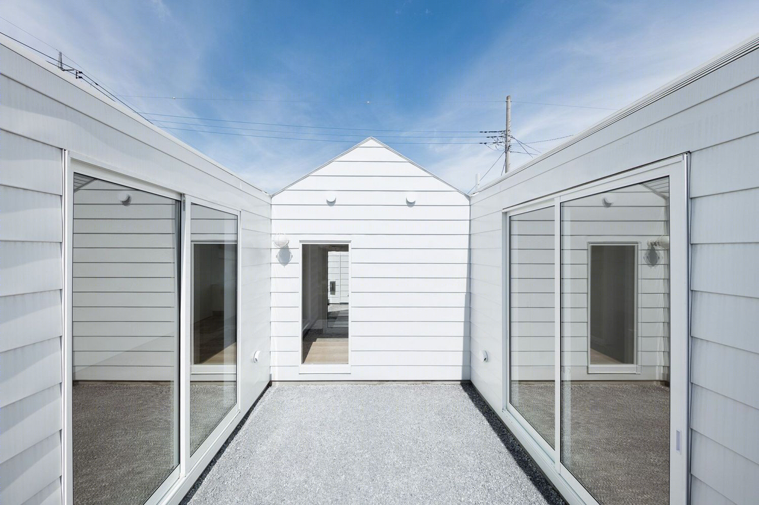 Toru kashihara Architects 打造日本 Numata 木质连栋住宅 | 极简风格与室内庭院设计-4